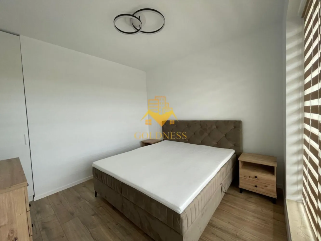 2 camere, premium, parcare, terasa, prima inchiriere, AC, Floresti - GOLDNESS Imobiliare vă propune spre închiriere un apartament premium, cu 2 camere open-space, complet mobilat și utilat, la etajul 2 într-un imobil de 4 etaje, situat în Floresti, str. Cetății.
Dispune de loc de parcare subtern la prețul de 30 euro!
 Apartamentul este la prima închiriere, situat într-un bloc recent finalizat!

Se află în apropierea stațiilor de transport în comun, magazine, restaurante, spații verzi, farmacii, etc. 

Apartamentul este compartimentat astfel:
 - dormitor cu pat matrimonial, dressing, noptiere.
 - living cu bucatarie open space complet utilată și mobilată, canapea extensibilă, loc de servit masa 
 - baie cu cabina de dus, calorifer port prosop și dulap pentru depozitare.
 - terasa de 12 mp.

Imobilul este dotat cu toate cele necesare- centrală proprie, încălzire în pardoseală, frigider, aragaz, hotă, mașină de spălat haine, etc. 

Dacă sunteți interesați de acest apartament și doriți să îl vizionați, dar și pentru alte oferte nu ezitați să ne contactați telefonic sau prin e-mail. Vă stăm la dispoziție!
Pentru intermediere se percepe un comision de 50% din prețul chiriei!