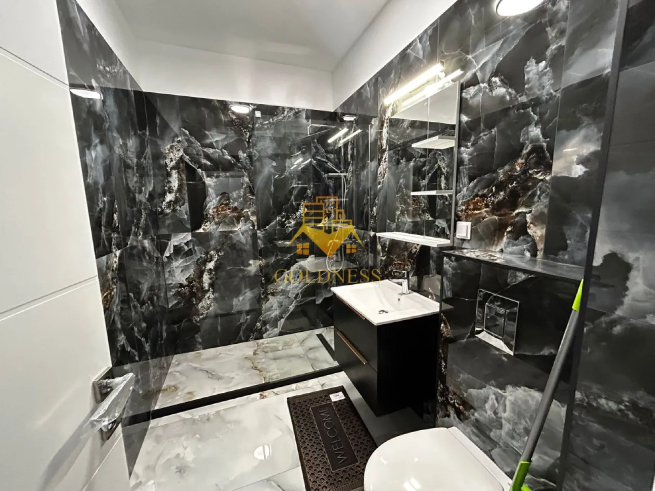 2 camere, premium, parcare, terasa, prima inchiriere, AC, Floresti - GOLDNESS Imobiliare vă propune spre închiriere un apartament premium, cu 2 camere open-space, complet mobilat și utilat, la etajul 2 într-un imobil de 4 etaje, situat în Floresti, str. Cetății.
Dispune de loc de parcare subtern la prețul de 30 euro!
 Apartamentul este la prima închiriere, situat într-un bloc recent finalizat!

Se află în apropierea stațiilor de transport în comun, magazine, restaurante, spații verzi, farmacii, etc. 

Apartamentul este compartimentat astfel:
 - dormitor cu pat matrimonial, dressing, noptiere.
 - living cu bucatarie open space complet utilată și mobilată, canapea extensibilă, loc de servit masa 
 - baie cu cabina de dus, calorifer port prosop și dulap pentru depozitare.
 - terasa de 12 mp.

Imobilul este dotat cu toate cele necesare- centrală proprie, încălzire în pardoseală, frigider, aragaz, hotă, mașină de spălat haine, etc. 

Dacă sunteți interesați de acest apartament și doriți să îl vizionați, dar și pentru alte oferte nu ezitați să ne contactați telefonic sau prin e-mail. Vă stăm la dispoziție!
Pentru intermediere se percepe un comision de 50% din prețul chiriei!