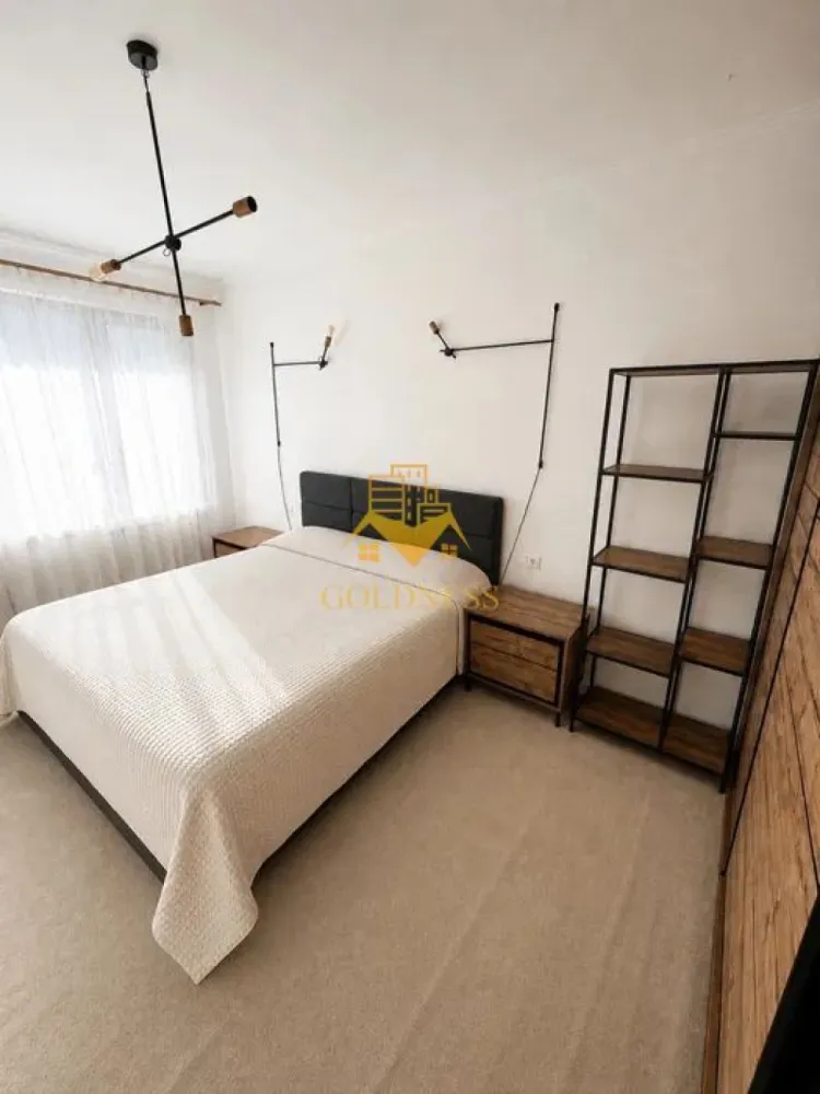 2 camere open space, Parcare, Modern, Intre Lacuri - GOLDNESS Imobiliare vă propune spre închiriere un apartament cu 2 camere complet mobilat și utilat, la etajul 3 într-un imobil de 3 etaje, în Cartierul Intre Lacuri.
Dispune de loc de parcare subteran si exterior!
Se află în apropierea stațiilor de transport în comun, magazine, restaurante, spații verzi, farmacii, etc. 

Apartamentul este compartimentat astfel:
 - dormitor cu pat matrimonial, dressing, noptiere
 - living cu bucatarie open space complet utilată și mobilată, canapea extensibilă, loc de servit masa 
 - baie cu cada, calorifer port prosop și dulap pentru depozitare.
 - balcon de 5 mp

Imobilul este dotat cu toate cele necesare- centrală proprie, frigider, aragaz, hotă, mașină de spălat haine, etc. 

Dacă sunteți interesați de acest apartament și doriți să îl vizionați, dar și pentru alte oferte nu ezitați să ne contactați telefonic sau prin e-mail. Vă stăm la dispoziție!
Pentru intermediere se percepe un comision de 50% din prețul chiriei!