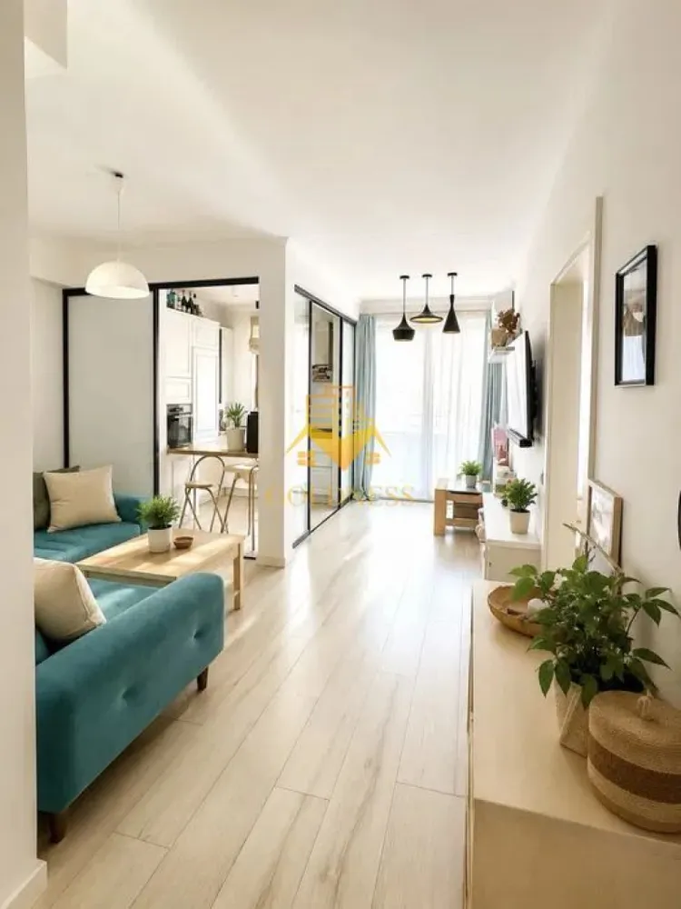 2 camere open space, Parcare, Modern, Intre Lacuri - GOLDNESS Imobiliare vă propune spre închiriere un apartament cu 2 camere complet mobilat și utilat, la etajul 3 într-un imobil de 3 etaje, în Cartierul Intre Lacuri.
Dispune de loc de parcare subteran si exterior!
Se află în apropierea stațiilor de transport în comun, magazine, restaurante, spații verzi, farmacii, etc. 

Apartamentul este compartimentat astfel:
 - dormitor cu pat matrimonial, dressing, noptiere
 - living cu bucatarie open space complet utilată și mobilată, canapea extensibilă, loc de servit masa 
 - baie cu cada, calorifer port prosop și dulap pentru depozitare.
 - balcon de 5 mp

Imobilul este dotat cu toate cele necesare- centrală proprie, frigider, aragaz, hotă, mașină de spălat haine, etc. 

Dacă sunteți interesați de acest apartament și doriți să îl vizionați, dar și pentru alte oferte nu ezitați să ne contactați telefonic sau prin e-mail. Vă stăm la dispoziție!
Pentru intermediere se percepe un comision de 50% din prețul chiriei!