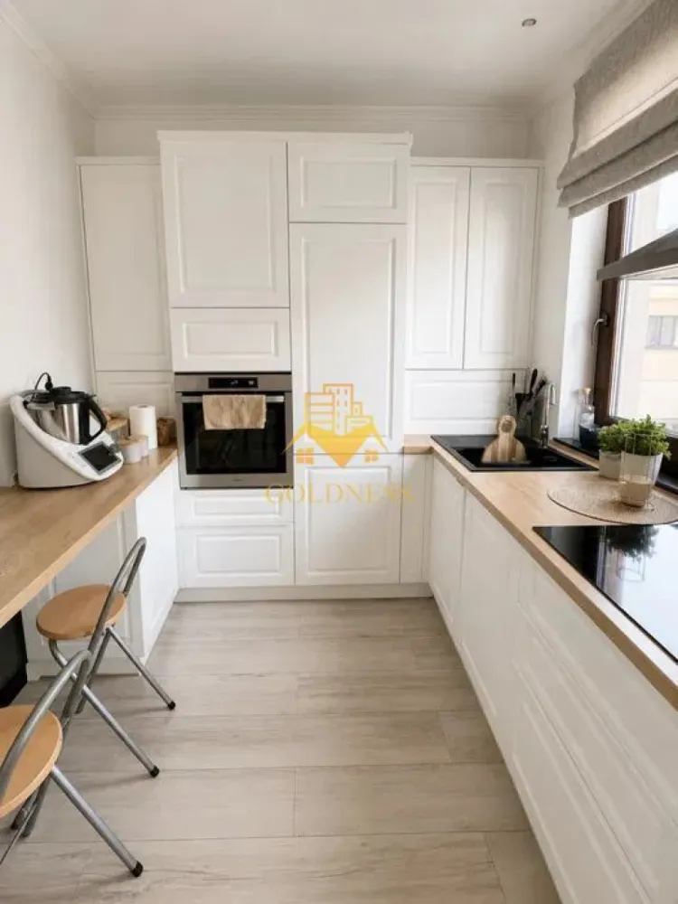 2 camere open space, Parcare, Modern, Intre Lacuri - GOLDNESS Imobiliare vă propune spre închiriere un apartament cu 2 camere complet mobilat și utilat, la etajul 3 într-un imobil de 3 etaje, în Cartierul Intre Lacuri.
Dispune de loc de parcare subteran si exterior!
Se află în apropierea stațiilor de transport în comun, magazine, restaurante, spații verzi, farmacii, etc. 

Apartamentul este compartimentat astfel:
 - dormitor cu pat matrimonial, dressing, noptiere
 - living cu bucatarie open space complet utilată și mobilată, canapea extensibilă, loc de servit masa 
 - baie cu cada, calorifer port prosop și dulap pentru depozitare.
 - balcon de 5 mp

Imobilul este dotat cu toate cele necesare- centrală proprie, frigider, aragaz, hotă, mașină de spălat haine, etc. 

Dacă sunteți interesați de acest apartament și doriți să îl vizionați, dar și pentru alte oferte nu ezitați să ne contactați telefonic sau prin e-mail. Vă stăm la dispoziție!
Pentru intermediere se percepe un comision de 50% din prețul chiriei!