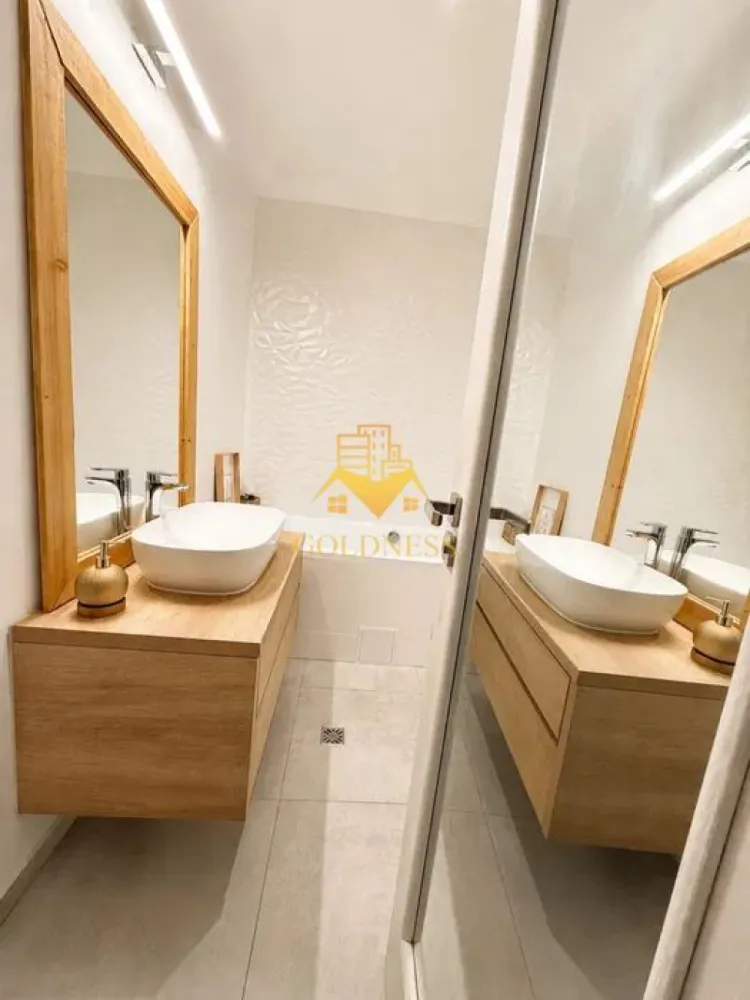 2 camere open space, Parcare, Modern, Intre Lacuri - GOLDNESS Imobiliare vă propune spre închiriere un apartament cu 2 camere complet mobilat și utilat, la etajul 3 într-un imobil de 3 etaje, în Cartierul Intre Lacuri.
Dispune de loc de parcare subteran si exterior!
Se află în apropierea stațiilor de transport în comun, magazine, restaurante, spații verzi, farmacii, etc. 

Apartamentul este compartimentat astfel:
 - dormitor cu pat matrimonial, dressing, noptiere
 - living cu bucatarie open space complet utilată și mobilată, canapea extensibilă, loc de servit masa 
 - baie cu cada, calorifer port prosop și dulap pentru depozitare.
 - balcon de 5 mp

Imobilul este dotat cu toate cele necesare- centrală proprie, frigider, aragaz, hotă, mașină de spălat haine, etc. 

Dacă sunteți interesați de acest apartament și doriți să îl vizionați, dar și pentru alte oferte nu ezitați să ne contactați telefonic sau prin e-mail. Vă stăm la dispoziție!
Pentru intermediere se percepe un comision de 50% din prețul chiriei!