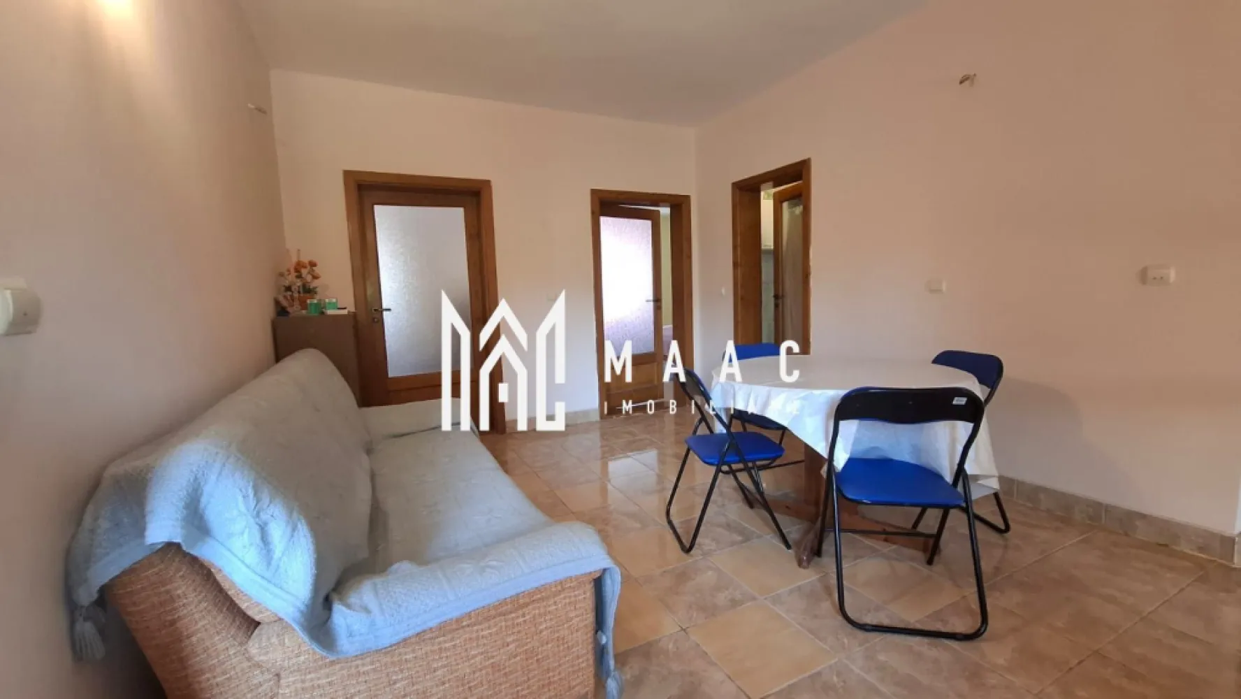 Casa individuala I 5 camere I 413 mp teren I Rasinari - Supunem atentiei dumneavoastra o casa individuala, amplasata intr-o zona superba din Rasinari.

Casa este la strada, curtea permite accesul auto, este pavata si ofera o priveliste frumoasa.

Locuinta este structurata pe 2 niveluri, fiecare avand acces diferit dar existand comunicare intre ele.
Parter: hol de acces, casa scarii, camera de primire, living, dormitor, baie cu dus si geam de aerisire, bucatarie spatioasa cu nisa de gatit si sala de luat masa.
Etaj: hol, camera de primire, doua dormitoare, baie cu vana si geam de aerisire, nisa de gatit, camera de luat masa, terasa generoasa, casa scarii, cu acces la pod (podul este inalt, poate fi folosit pentru depozitare).
In curte, lipita de casa- camera tehnica.

Utilitati: apa, canalizare, curent. Gazul la poarta.

Casa are instalatia pregatita pentru montarea unei centrale pe gaz ( calorifere si tevi de cupru trase) insa racordarea la gaz nu este facuta inca.

Se preda mobilata/ utilata ca in foto.

Proprietatea poate fi folosita si ca rezidenta pentru doua familii (exista 2 cai de acces ce permit, la nevoie, separarea celor doua nivele).
Este libera de sarcini. Poate fi achizitionata si prin credit.

O proprietate ce merita vazuta, cu potential bun-ingrijita, corect pozitionata, constructie solida, curte cu intimitate, acces auto.

Pentru mai multe detalii precizati telefonic ca ati vazut anuntul cu ID:CP3175424
