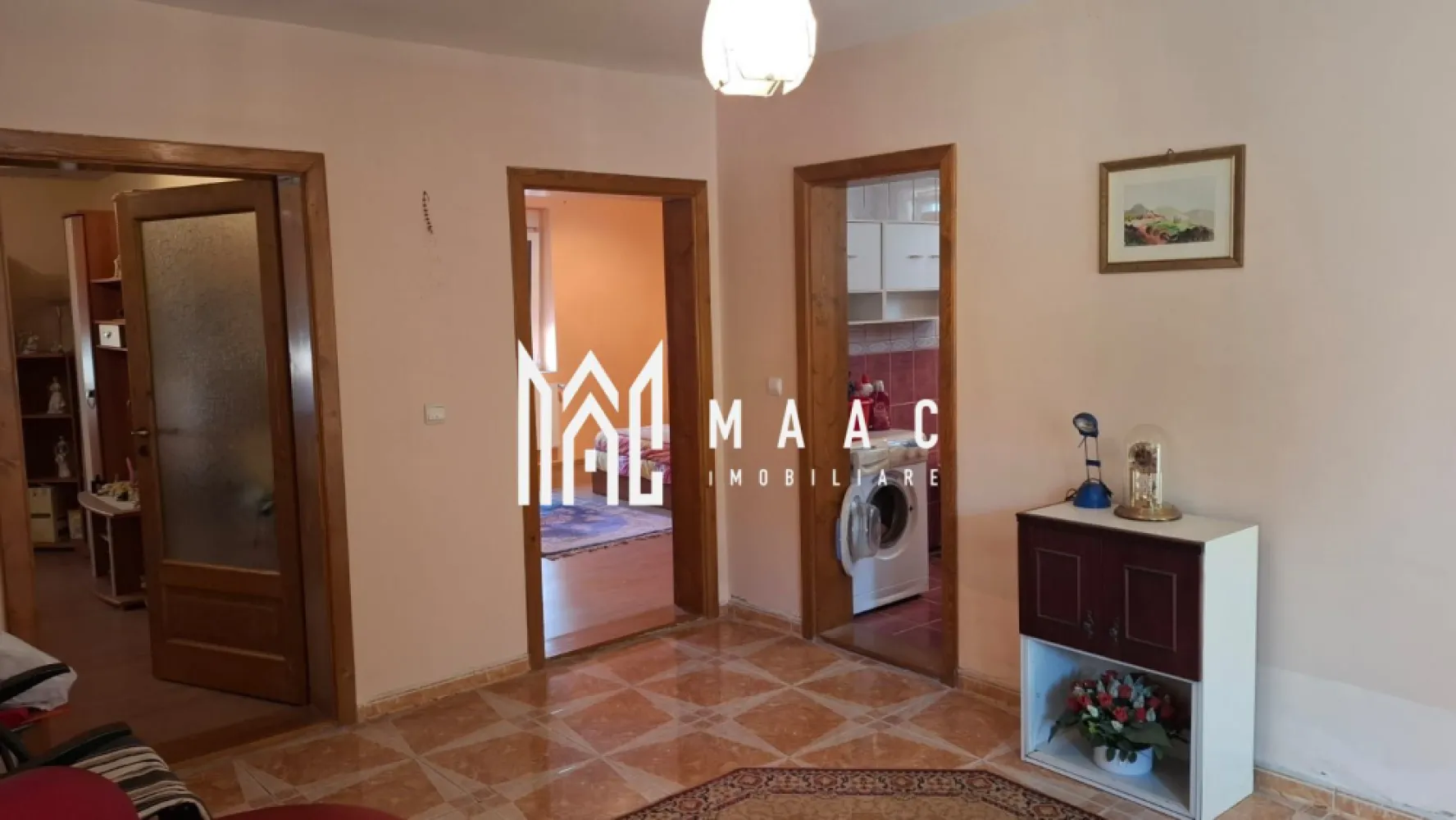 Casa individuala I 5 camere I 413 mp teren I Rasinari - Supunem atentiei dumneavoastra o casa individuala, amplasata intr-o zona superba din Rasinari.

Casa este la strada, curtea permite accesul auto, este pavata si ofera o priveliste frumoasa.

Locuinta este structurata pe 2 niveluri, fiecare avand acces diferit dar existand comunicare intre ele.
Parter: hol de acces, casa scarii, camera de primire, living, dormitor, baie cu dus si geam de aerisire, bucatarie spatioasa cu nisa de gatit si sala de luat masa.
Etaj: hol, camera de primire, doua dormitoare, baie cu vana si geam de aerisire, nisa de gatit, camera de luat masa, terasa generoasa, casa scarii, cu acces la pod (podul este inalt, poate fi folosit pentru depozitare).
In curte, lipita de casa- camera tehnica.

Utilitati: apa, canalizare, curent. Gazul la poarta.

Casa are instalatia pregatita pentru montarea unei centrale pe gaz ( calorifere si tevi de cupru trase) insa racordarea la gaz nu este facuta inca.

Se preda mobilata/ utilata ca in foto.

Proprietatea poate fi folosita si ca rezidenta pentru doua familii (exista 2 cai de acces ce permit, la nevoie, separarea celor doua nivele).
Este libera de sarcini. Poate fi achizitionata si prin credit.

O proprietate ce merita vazuta, cu potential bun-ingrijita, corect pozitionata, constructie solida, curte cu intimitate, acces auto.

Pentru mai multe detalii precizati telefonic ca ati vazut anuntul cu ID:CP3175424