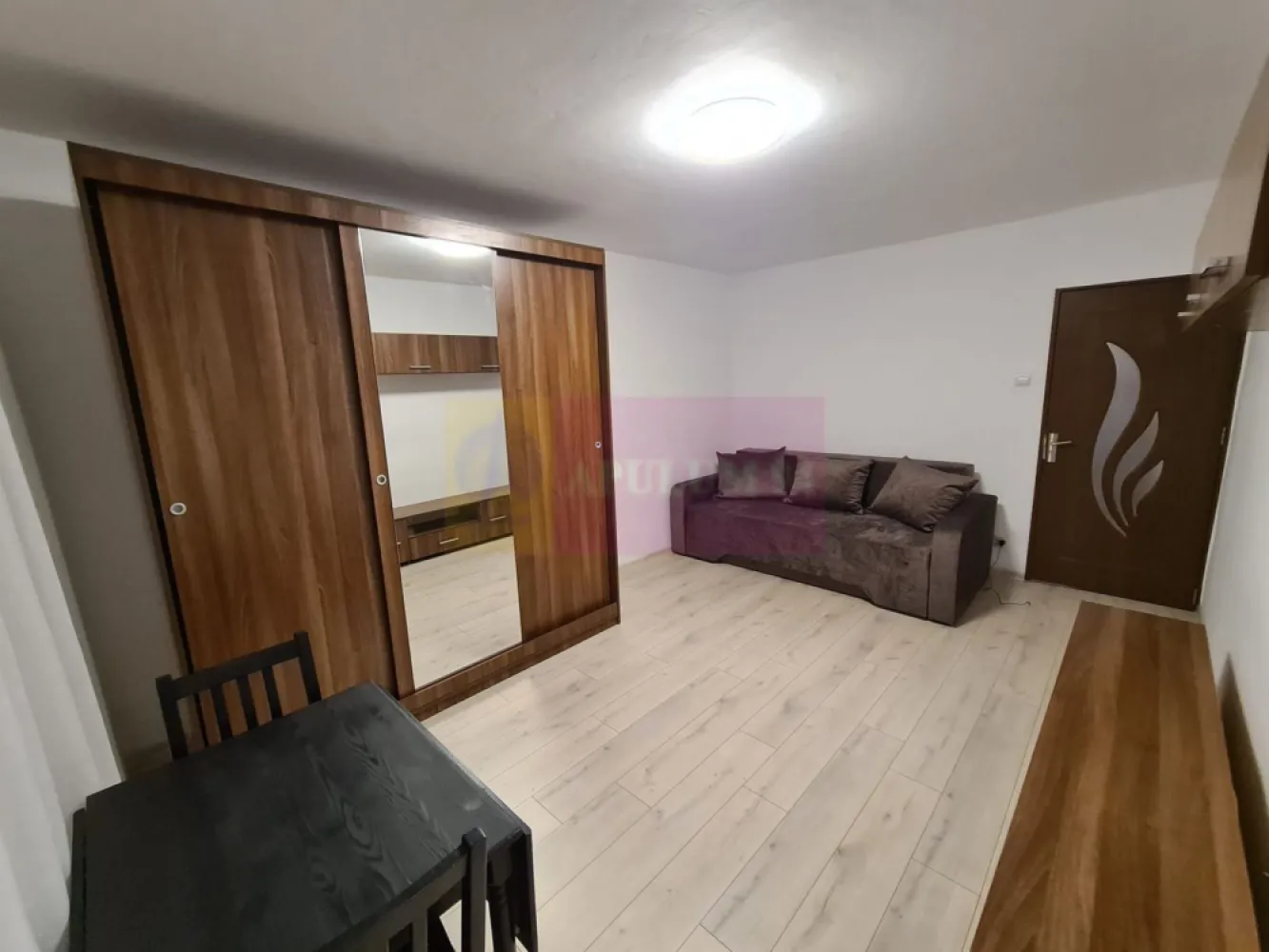 Garsoniera de inchiriat- Mihai Bravu-Ion Tuculescu - Compania imobiliara Apulum94 va propune o garsoniera de inchiriat in zona Mihai Bravu-str Ion Tuculescu, confort 1 , decomandata,suprafata utila 32 mp, suprafata totala 35 mp ( cu balcon), mobilata , utilata . Garsonira are bucataria mobilata, masina de spalat vase, cuptor,plita , frigider, hota incorporata, masina de spalat rufe, aer conditionat, usa metalica noua.Se face contract ANAF- 1 chirie + 1 garantie.
 Pentru mai multe detalii sau o eventuala vizionare va rog sa sunati la numarul de telefon 0733683454- Dorin Dinu/ Apulum94.