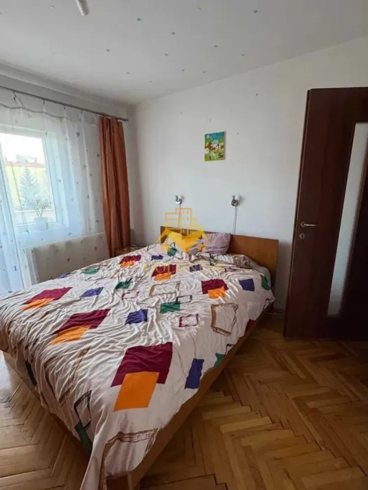 4 camere decomandate, Marasti, Parcare, Petfriendly, Gorunului,Office - GOLDNESS Imobiliare vă propune spre închiriere un apartament spațios cu 4 camere, complet mobilat și utilat, în cartierul Mărăști, una dintre cele mai bine conectate zone ale municipiului Cluj-Napoca.

Situat la etajul 3 al unui imobil cu 4 niveluri, apartamentul oferă confort, funcționalitate și acces rapid către principalele puncte de interes ale orașului, fiind ideal pentru familii, studenți sau persoane active care își doresc să locuiască aproape de centrele comerciale, zonele de business și mijloacele de transport în comun.

Compartimentare:
• 3 dormitoare matrimoniale complet mobilate, cu spații generoase de depozitare;
• living luminos cu bucătărie open-space, complet mobilată și utilată;
• zonă de dining și canapea extensibilă;
• 2 băi, una cu cadă și una cu cabină de duș;
• 2 balcoane, fiecare cu suprafața de aproximativ 5 mp.

Dotări:
• centrală termică proprie;
• frigider, aragaz, hotă, mașină de spălat rufe;
• mobilier complet;
• loc de parcare disponibil contra cost – 50 Euro/lună.

1. The Office Business Center

Mașină: 5 minute
Transport în comun: 10 minute
Mers pe jos: 15-20 minute

2. Iulius Mall & FSEGA (Facultatea de Științe Economice și Gestiunea Afacerilor)

Mașină: 5-7 minute
Transport în comun: 10-15 minute
Mers pe jos: 20-25 minute

3. Universitatea Tehnică din Cluj-Napoca (UTCN)

Mașină: 10 minute
Transport în comun: 15-20 minute
Mers pe jos: 30-35 minute

4. Facultatea de Matematică și Informatică (UBB)

Mașină: 10 minute
Transport în comun: 15-20 minute
Mers pe jos: 30-35 minute

5. Facultatea de Drept (UBB)

Mașină: 10 minute
Transport în comun: 15-20 minute
Mers pe jos: 30-35 minute

6. Facultatea de Litere (UBB)

Mașină: 10 minute
Transport în comun: 15-20 minute
Mers pe jos: 30-35 minute

7. Piața Unirii – Centrul Istoric

Mașină: 10 minute
Transport în comun: 15-20 minute
Mers pe jos: 30-35 minute

8. Aeroportul Internațional Aeroportul Internațional Avram Iancu Cluj

Mașină: 10 minute
Transport în comun: 20-25 minute
Mers pe jos: aproximativ 60 minute

Datorită amplasării sale, proprietatea oferă acces facil către magazine, supermarketuri, farmacii, restaurante, școli, grădinițe și numeroase stații de transport în comun, asigurând toate condițiile necesare unui stil de viață confortabil.

Pentru informații suplimentare sau programarea unei vizionări, vă invităm să ne contactați telefonic sau prin e-mail.

Comision agenție: 50% din valoarea unei chirii lunare.