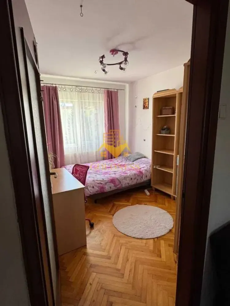 4 camere decomandate, Marasti, Parcare, Petfriendly, Gorunului,Office - GOLDNESS Imobiliare vă propune spre închiriere un apartament spațios cu 4 camere, complet mobilat și utilat, în cartierul Mărăști, una dintre cele mai bine conectate zone ale municipiului Cluj-Napoca.

Situat la etajul 3 al unui imobil cu 4 niveluri, apartamentul oferă confort, funcționalitate și acces rapid către principalele puncte de interes ale orașului, fiind ideal pentru familii, studenți sau persoane active care își doresc să locuiască aproape de centrele comerciale, zonele de business și mijloacele de transport în comun.

Compartimentare:
• 3 dormitoare matrimoniale complet mobilate, cu spații generoase de depozitare;
• living luminos cu bucătărie open-space, complet mobilată și utilată;
• zonă de dining și canapea extensibilă;
• 2 băi, una cu cadă și una cu cabină de duș;
• 2 balcoane, fiecare cu suprafața de aproximativ 5 mp.

Dotări:
• centrală termică proprie;
• frigider, aragaz, hotă, mașină de spălat rufe;
• mobilier complet;
• loc de parcare disponibil contra cost – 50 Euro/lună.

1. The Office Business Center

Mașină: 5 minute
Transport în comun: 10 minute
Mers pe jos: 15-20 minute

2. Iulius Mall & FSEGA (Facultatea de Științe Economice și Gestiunea Afacerilor)

Mașină: 5-7 minute
Transport în comun: 10-15 minute
Mers pe jos: 20-25 minute

3. Universitatea Tehnică din Cluj-Napoca (UTCN)

Mașină: 10 minute
Transport în comun: 15-20 minute
Mers pe jos: 30-35 minute

4. Facultatea de Matematică și Informatică (UBB)

Mașină: 10 minute
Transport în comun: 15-20 minute
Mers pe jos: 30-35 minute

5. Facultatea de Drept (UBB)

Mașină: 10 minute
Transport în comun: 15-20 minute
Mers pe jos: 30-35 minute

6. Facultatea de Litere (UBB)

Mașină: 10 minute
Transport în comun: 15-20 minute
Mers pe jos: 30-35 minute

7. Piața Unirii – Centrul Istoric

Mașină: 10 minute
Transport în comun: 15-20 minute
Mers pe jos: 30-35 minute

8. Aeroportul Internațional Aeroportul Internațional Avram Iancu Cluj

Mașină: 10 minute
Transport în comun: 20-25 minute
Mers pe jos: aproximativ 60 minute

Datorită amplasării sale, proprietatea oferă acces facil către magazine, supermarketuri, farmacii, restaurante, școli, grădinițe și numeroase stații de transport în comun, asigurând toate condițiile necesare unui stil de viață confortabil.

Pentru informații suplimentare sau programarea unei vizionări, vă invităm să ne contactați telefonic sau prin e-mail.

Comision agenție: 50% din valoarea unei chirii lunare.