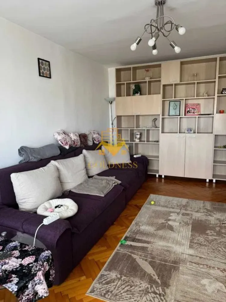 4 camere decomandate, Marasti, Parcare, Petfriendly, Gorunului,Office - GOLDNESS Imobiliare vă propune spre închiriere un apartament spațios cu 4 camere, complet mobilat și utilat, în cartierul Mărăști, una dintre cele mai bine conectate zone ale municipiului Cluj-Napoca.

Situat la etajul 3 al unui imobil cu 4 niveluri, apartamentul oferă confort, funcționalitate și acces rapid către principalele puncte de interes ale orașului, fiind ideal pentru familii, studenți sau persoane active care își doresc să locuiască aproape de centrele comerciale, zonele de business și mijloacele de transport în comun.

Compartimentare:
• 3 dormitoare matrimoniale complet mobilate, cu spații generoase de depozitare;
• living luminos cu bucătărie open-space, complet mobilată și utilată;
• zonă de dining și canapea extensibilă;
• 2 băi, una cu cadă și una cu cabină de duș;
• 2 balcoane, fiecare cu suprafața de aproximativ 5 mp.

Dotări:
• centrală termică proprie;
• frigider, aragaz, hotă, mașină de spălat rufe;
• mobilier complet;
• loc de parcare disponibil contra cost – 50 Euro/lună.

1. The Office Business Center

Mașină: 5 minute
Transport în comun: 10 minute
Mers pe jos: 15-20 minute

2. Iulius Mall & FSEGA (Facultatea de Științe Economice și Gestiunea Afacerilor)

Mașină: 5-7 minute
Transport în comun: 10-15 minute
Mers pe jos: 20-25 minute

3. Universitatea Tehnică din Cluj-Napoca (UTCN)

Mașină: 10 minute
Transport în comun: 15-20 minute
Mers pe jos: 30-35 minute

4. Facultatea de Matematică și Informatică (UBB)

Mașină: 10 minute
Transport în comun: 15-20 minute
Mers pe jos: 30-35 minute

5. Facultatea de Drept (UBB)

Mașină: 10 minute
Transport în comun: 15-20 minute
Mers pe jos: 30-35 minute

6. Facultatea de Litere (UBB)

Mașină: 10 minute
Transport în comun: 15-20 minute
Mers pe jos: 30-35 minute

7. Piața Unirii – Centrul Istoric

Mașină: 10 minute
Transport în comun: 15-20 minute
Mers pe jos: 30-35 minute

8. Aeroportul Internațional Aeroportul Internațional Avram Iancu Cluj

Mașină: 10 minute
Transport în comun: 20-25 minute
Mers pe jos: aproximativ 60 minute

Datorită amplasării sale, proprietatea oferă acces facil către magazine, supermarketuri, farmacii, restaurante, școli, grădinițe și numeroase stații de transport în comun, asigurând toate condițiile necesare unui stil de viață confortabil.

Pentru informații suplimentare sau programarea unei vizionări, vă invităm să ne contactați telefonic sau prin e-mail.

Comision agenție: 50% din valoarea unei chirii lunare.