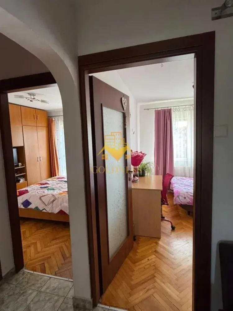 4 camere decomandate, Marasti, Parcare, Petfriendly, Gorunului,Office - GOLDNESS Imobiliare vă propune spre închiriere un apartament spațios cu 4 camere, complet mobilat și utilat, în cartierul Mărăști, una dintre cele mai bine conectate zone ale municipiului Cluj-Napoca.

Situat la etajul 3 al unui imobil cu 4 niveluri, apartamentul oferă confort, funcționalitate și acces rapid către principalele puncte de interes ale orașului, fiind ideal pentru familii, studenți sau persoane active care își doresc să locuiască aproape de centrele comerciale, zonele de business și mijloacele de transport în comun.

Compartimentare:
• 3 dormitoare matrimoniale complet mobilate, cu spații generoase de depozitare;
• living luminos cu bucătărie open-space, complet mobilată și utilată;
• zonă de dining și canapea extensibilă;
• 2 băi, una cu cadă și una cu cabină de duș;
• 2 balcoane, fiecare cu suprafața de aproximativ 5 mp.

Dotări:
• centrală termică proprie;
• frigider, aragaz, hotă, mașină de spălat rufe;
• mobilier complet;
• loc de parcare disponibil contra cost – 50 Euro/lună.

1. The Office Business Center

Mașină: 5 minute
Transport în comun: 10 minute
Mers pe jos: 15-20 minute

2. Iulius Mall & FSEGA (Facultatea de Științe Economice și Gestiunea Afacerilor)

Mașină: 5-7 minute
Transport în comun: 10-15 minute
Mers pe jos: 20-25 minute

3. Universitatea Tehnică din Cluj-Napoca (UTCN)

Mașină: 10 minute
Transport în comun: 15-20 minute
Mers pe jos: 30-35 minute

4. Facultatea de Matematică și Informatică (UBB)

Mașină: 10 minute
Transport în comun: 15-20 minute
Mers pe jos: 30-35 minute

5. Facultatea de Drept (UBB)

Mașină: 10 minute
Transport în comun: 15-20 minute
Mers pe jos: 30-35 minute

6. Facultatea de Litere (UBB)

Mașină: 10 minute
Transport în comun: 15-20 minute
Mers pe jos: 30-35 minute

7. Piața Unirii – Centrul Istoric

Mașină: 10 minute
Transport în comun: 15-20 minute
Mers pe jos: 30-35 minute

8. Aeroportul Internațional Aeroportul Internațional Avram Iancu Cluj

Mașină: 10 minute
Transport în comun: 20-25 minute
Mers pe jos: aproximativ 60 minute

Datorită amplasării sale, proprietatea oferă acces facil către magazine, supermarketuri, farmacii, restaurante, școli, grădinițe și numeroase stații de transport în comun, asigurând toate condițiile necesare unui stil de viață confortabil.

Pentru informații suplimentare sau programarea unei vizionări, vă invităm să ne contactați telefonic sau prin e-mail.

Comision agenție: 50% din valoarea unei chirii lunare.