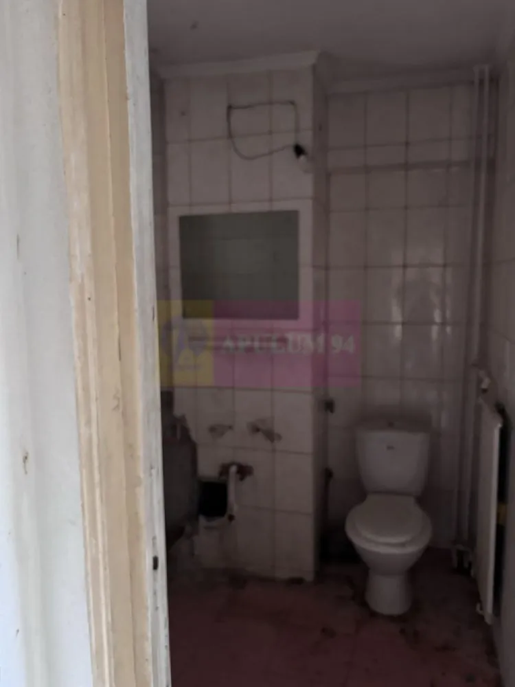 Vanzare apartament 3 camere Unirii-Zepter - Compania Imobiliara Apulum94 va prezinta spre cumparare un apartament de 3 camere situat pe Bulevardul Unirii in apropiere de Zepter. Apartamentul este decomandat, are vedere catre bulevard. Necesita renovare totala, usile interioare au fost desfiintate.
Zona este deosebita, cu spatii de relaxare, pergole, restaurante, cafenele, piste pentru biciclete, zona de promenada