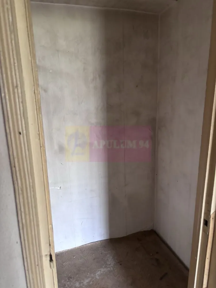 Vanzare apartament 3 camere Unirii-Zepter - Compania Imobiliara Apulum94 va prezinta spre cumparare un apartament de 3 camere situat pe Bulevardul Unirii in apropiere de Zepter. Apartamentul este decomandat, are vedere catre bulevard. Necesita renovare totala, usile interioare au fost desfiintate.
Zona este deosebita, cu spatii de relaxare, pergole, restaurante, cafenele, piste pentru biciclete, zona de promenada