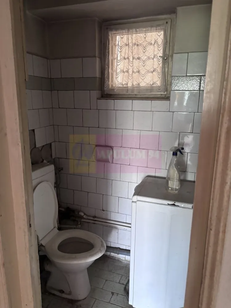 Vanzare apartament 3 camere Unirii-Zepter - Compania Imobiliara Apulum94 va prezinta spre cumparare un apartament de 3 camere situat pe Bulevardul Unirii in apropiere de Zepter. Apartamentul este decomandat, are vedere catre bulevard. Necesita renovare totala, usile interioare au fost desfiintate.
Zona este deosebita, cu spatii de relaxare, pergole, restaurante, cafenele, piste pentru biciclete, zona de promenada