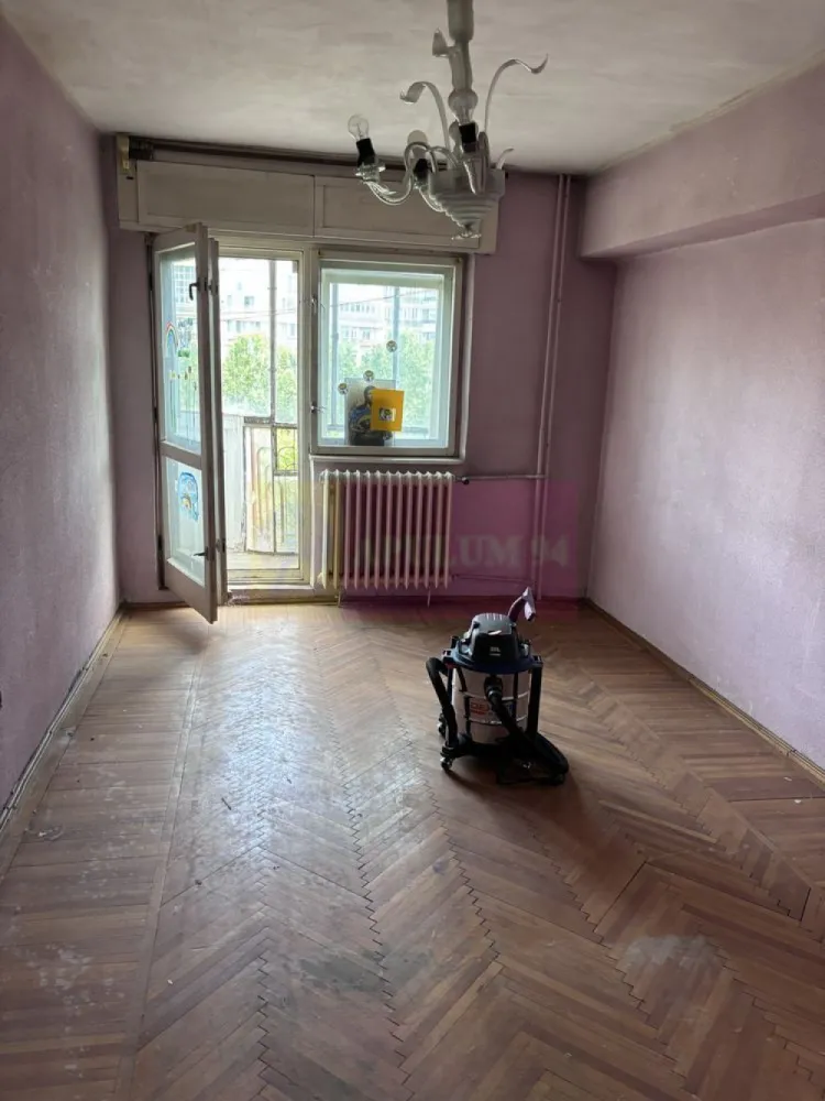 Vanzare apartament 3 camere Unirii-Zepter - Compania Imobiliara Apulum94 va prezinta spre cumparare un apartament de 3 camere situat pe Bulevardul Unirii in apropiere de Zepter. Apartamentul este decomandat, are vedere catre bulevard. Necesita renovare totala, usile interioare au fost desfiintate.
Zona este deosebita, cu spatii de relaxare, pergole, restaurante, cafenele, piste pentru biciclete, zona de promenada