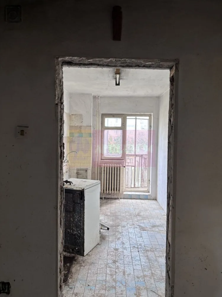 Vanzare apartament 3 camere Unirii-Zepter - Compania Imobiliara Apulum94 va prezinta spre cumparare un apartament de 3 camere situat pe Bulevardul Unirii in apropiere de Zepter. Apartamentul este decomandat, are vedere catre bulevard. Necesita renovare totala, usile interioare au fost desfiintate.
Zona este deosebita, cu spatii de relaxare, pergole, restaurante, cafenele, piste pentru biciclete, zona de promenada