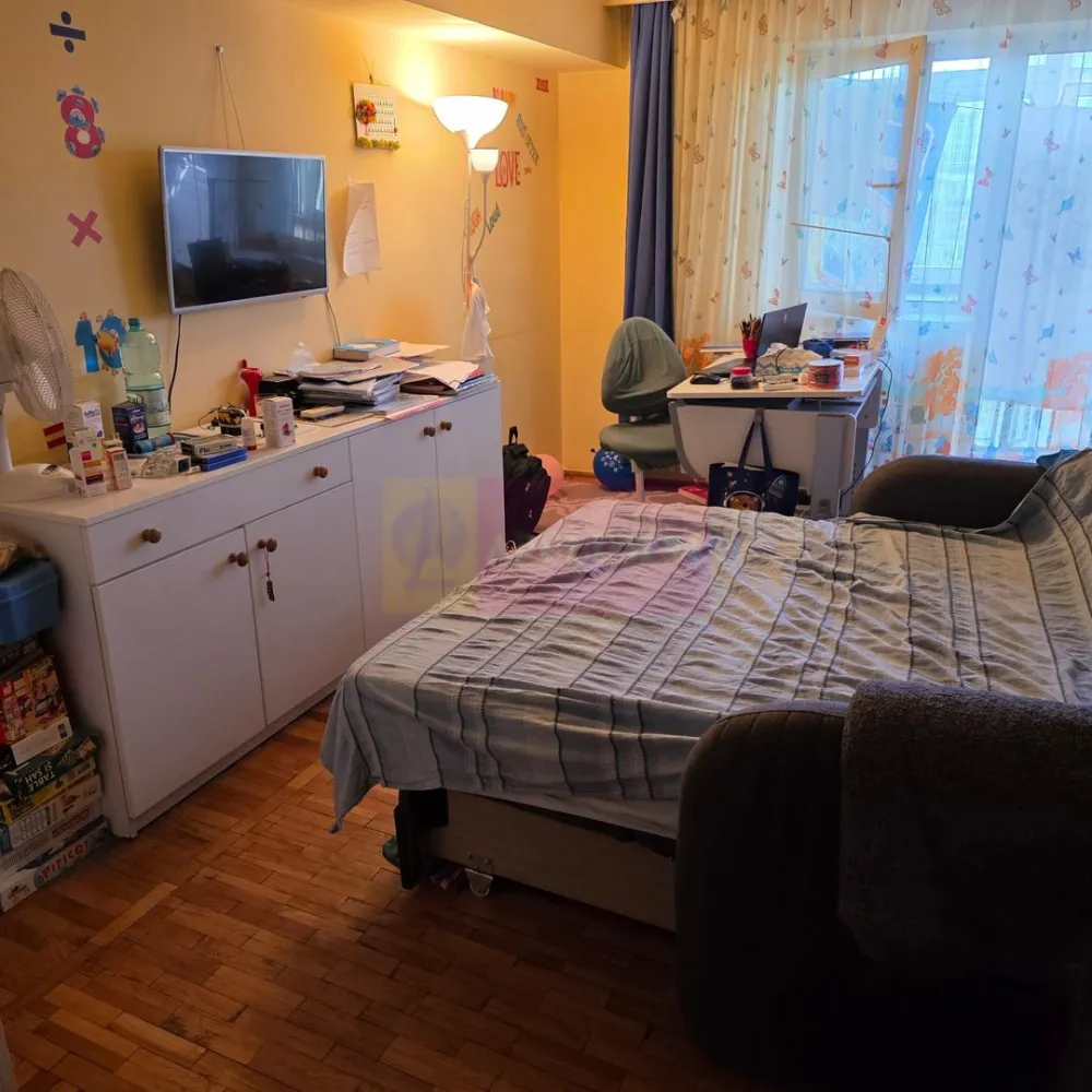 Vanzare apartament 3 camere Unirii-Zepter - Compania Imobiliara Apulum94 va ofera spre cumparare un apartament de 3 camere amplasat pe Bulevardul Unirii in apropiere de Zepter. Apartamentul are vedere stradala, este decomandat, amenajat decent cu gresie, faianta, parchet, termopan, usa metalica, aer conditionat, are 2 balcoane, 2 grupuri sanitare, ambele cu geam. Se poate monta centrala termica, intrucat exista coloana de gaz pe scara. Zona este superba. cu spatii de relaxare, pergole, cefenele, restaurante, pista pentru biciclete, zona de promenada.