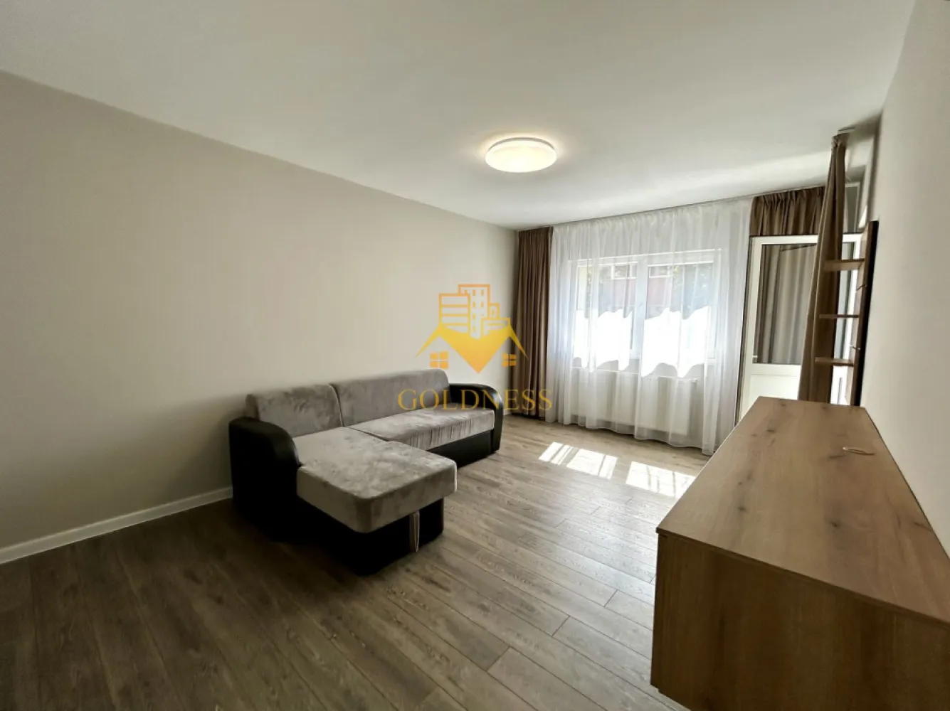 2 camere decomandate,Prima Inchiriere.Aleea Godeanu, Profi, Gheorgheni - GOLDNESS Imobiliare vă propune spre închiriere un apartament cu camere complet mobilat și utilat, la etajul 3 într-un imobil de 4 etaje, în Cartierul Gheorgheni.
Posibiliatete de parcare in zona!
Se află în apropierea stațiilor de transport în comun, magazine, restaurante, spații verzi, farmacii, etc. 

Apartamentul este compartimentat astfel:
 - dormitor cu pat matrimonial, comoda tv, noptiere
- living cu canapea extensibila, comoda tv
 - bucatarie complet utilată și mobilată, loc de servit masa 
 - baie cu dus walk-in, calorifer port prosop și dulap pentru depozitare.
 - balcon de 5 mp si hol cu dressing, pantofar.

Imobilul este dotat cu toate cele necesare- centrală proprie, frigider, aragaz, hotă, mașină de spălat haine si vase,televizor, etc. 

Dacă sunteți interesați de acest apartament și doriți să îl vizionați, dar și pentru alte oferte nu ezitați să ne contactați telefonic sau prin e-mail. Vă stăm la dispoziție!
Pentru intermediere se percepe un comision de 50% din prețul chiriei!