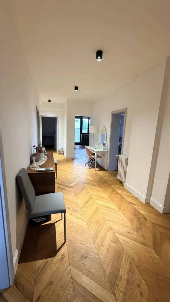 Apartament exclusivist - Se dă spre închiriere ap zona centrală, la 2 min de casă de cultură a studenților. Blocul este compus din 4 apartamente. Zona retrasă și liniștită.&nbsp;Suprafața construită este de 162mp din cărămidă, piatră fără cadre din beton armat.&nbsp;Apartamentul este compus din 4 camere, 2 băi si 3 balcoane. Locatarii mai dispun de o grădină de 1000 metrii în spatele blocului. Vine cu un garaj plus 1 loc de parcare.Nu colaborez cu agenții.