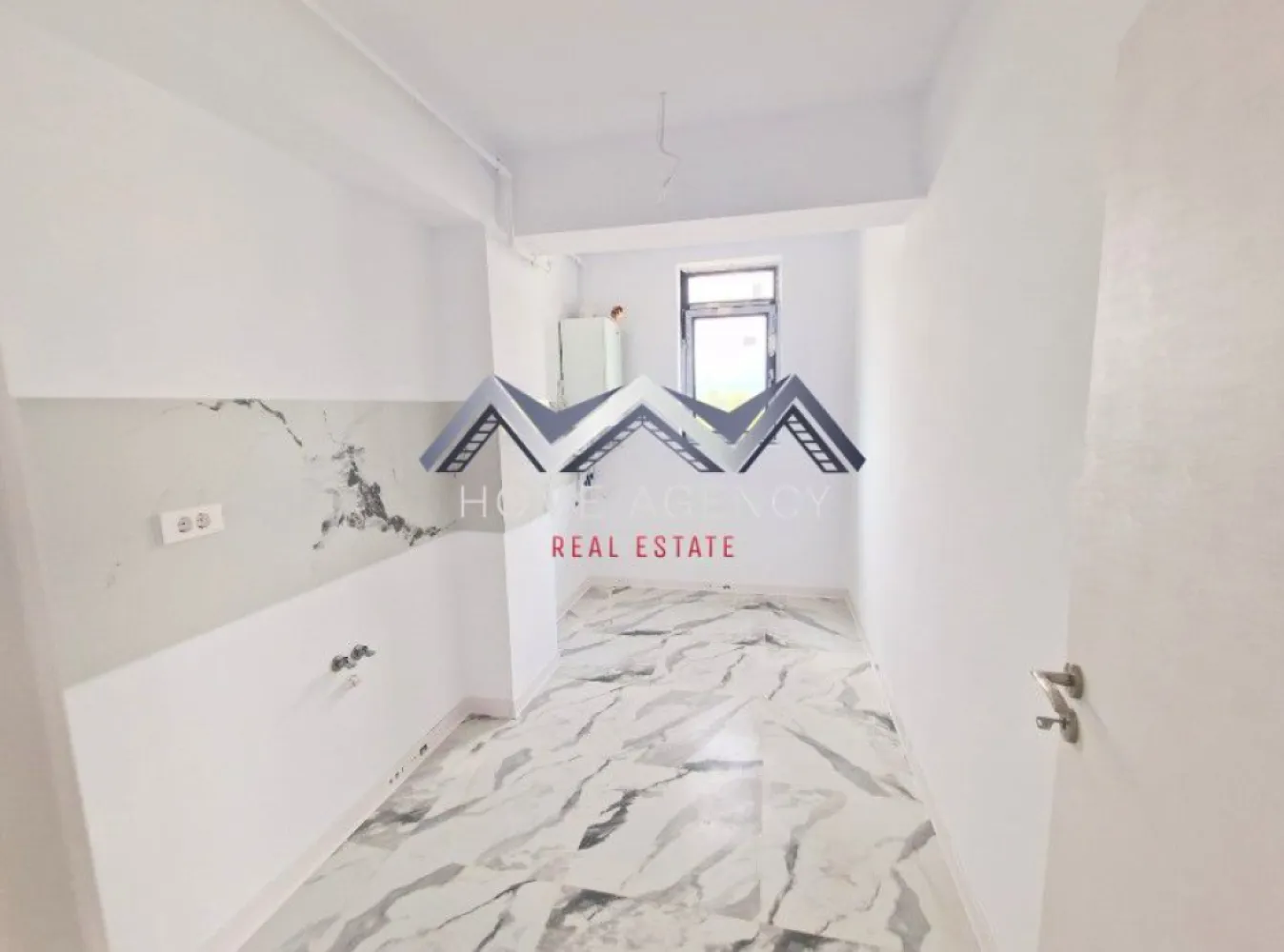Apartament 2 camere Otopeni central - Achiziția se realizează direct de la dezvoltator, fără perceperea vreunui comision din partea cumpărătorului. Oferim consultanță gratuită pe întreaga durată a procesului de achiziție, asigurând suport specializat la fiecare etapă. De asemenea, la solicitare, punem la dispoziție servicii de brokeraj financiar, fără costuri suplimentare, pentru identificarea celor mai avantajoase soluții de finanțare adaptate nevoilor dumneavoastră.

Vă propunem, spre vânzare, un apartament de 2 camere, cu o suprafață utilă generoasă și compartimentare eficientă, într-un imobil nou cu regim de înălțime D+P+3, amplasat în zona centrală a orașului Otopeni.

Livingul de 24 mp utili este spațios și luminos, având acces direct către un balcon ideal pentru relaxare. Bucătăria, în suprafață de 8 mp utili, este închisă, perfectă pentru cei care preferă un spațiu separat pentru gătit. Dormitorul oferă intimitate și confort, iar baia este modernă, complet utilată și finisată cu materiale de calitate.

Apartamentul se predă finisat cu parchet, gresie și faianță, iar dotările moderne – centrală proprie și încălzire prin pardoseală – asigură confort termic ridicat și costuri reduse la întreținere. Este racordat la toate utilitățile publice: apă, gaze, electricitate și canalizare.

Poziționarea este unul dintre marile avantaje: apartamentul se află la câteva minute de mers pe jos de piață, supermarketuri, restaurante, farmacii și transport public. Accesul către DN1, Centura București și Aeroportul Henri Coandă este facil și rapid, iar, în perspectivă, zona va beneficia și de o viitoare stație de metrou.

Prețul afișat este final, include TVA și un loc de parcare subteran dedicat. Pozele sunt reale.

📞 Contactează-ne acum pentru mai multe detalii și programează o vizionare!