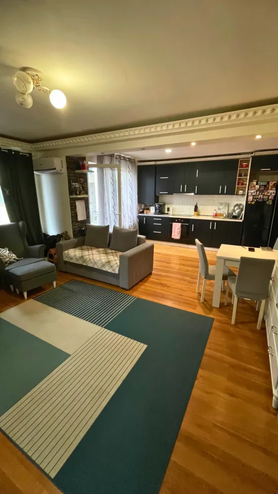 Apartament 3 camere de vânzare | Florești | Comision 0 - Dacă îți dorești un apartament spațios, bine compartimentat și situat într-o zonă liniștită, această proprietate din Florești poate fi alegerea potrivită.Amplasat într-o zonă cu acces facil către punctele de interes, apartamentul beneficiază de stație de autobuz și magazine la doar 2 minute de mers pe jos. În apropiere se află o grădiniță privată, iar grădinița de stat este situată la doar două străzi distanță.Situat la etajul 2 al unui imobil cu 3 etaje, apartamentul dispune de o suprafață utilă de 64 mp, la care se adaugă un balcon de 4 mp, și beneficiază de orientare N-E.Compartimentare:• 2 dormitoare• living cu bucătărie open-space• baie• cămară• hol generos• balconDotări și beneficii:• compartimentare semidecomandată• centrală termică proprie• aer condiționat• zonă liniștită• acces rapid către magazine și mijloace de transportLoc de parcare inclus în preț.Preț: 102.000 € negociabil.Comision 0 pentru cumpărător!Id: 87v/5Se acceptă achiziționarea și prin credit, iar pentru un proces cât mai simplu și rapid, colaborăm și cu un broker de credite, oferind consultanță 100% gratuită.Dacă doriți să aflați mai multe despre această proprietate sau să programați o vizionare, echipa Petani Imobiliare vă stă cu drag la dispoziție.0784 878 355Petani ImobiliareCăutăm locuințe. Găsim acasă.&nbsp;