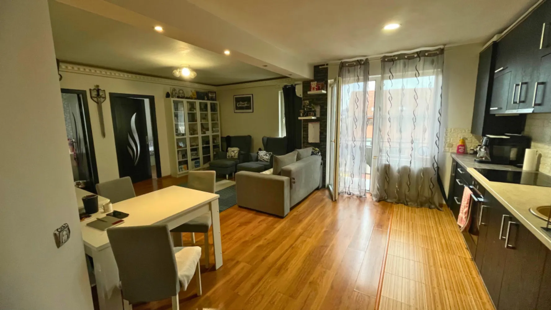 Apartament 3 camere de vânzare | Florești | Comision 0 - Dacă îți dorești un apartament spațios, bine compartimentat și situat într-o zonă liniștită, această proprietate din Florești poate fi alegerea potrivită.Amplasat într-o zonă cu acces facil către punctele de interes, apartamentul beneficiază de stație de autobuz și magazine la doar 2 minute de mers pe jos. În apropiere se află o grădiniță privată, iar grădinița de stat este situată la doar două străzi distanță.Situat la etajul 2 al unui imobil cu 3 etaje, apartamentul dispune de o suprafață utilă de 64 mp, la care se adaugă un balcon de 4 mp, și beneficiază de orientare N-E.Compartimentare:• 2 dormitoare• living cu bucătărie open-space• baie• cămară• hol generos• balconDotări și beneficii:• compartimentare semidecomandată• centrală termică proprie• aer condiționat• zonă liniștită• acces rapid către magazine și mijloace de transportLoc de parcare inclus în preț.Preț: 102.000 € negociabil.Comision 0 pentru cumpărător!Id: 87v/5Se acceptă achiziționarea și prin credit, iar pentru un proces cât mai simplu și rapid, colaborăm și cu un broker de credite, oferind consultanță 100% gratuită.Dacă doriți să aflați mai multe despre această proprietate sau să programați o vizionare, echipa Petani Imobiliare vă stă cu drag la dispoziție.0784 878 355Petani ImobiliareCăutăm locuințe. Găsim acasă.&nbsp;