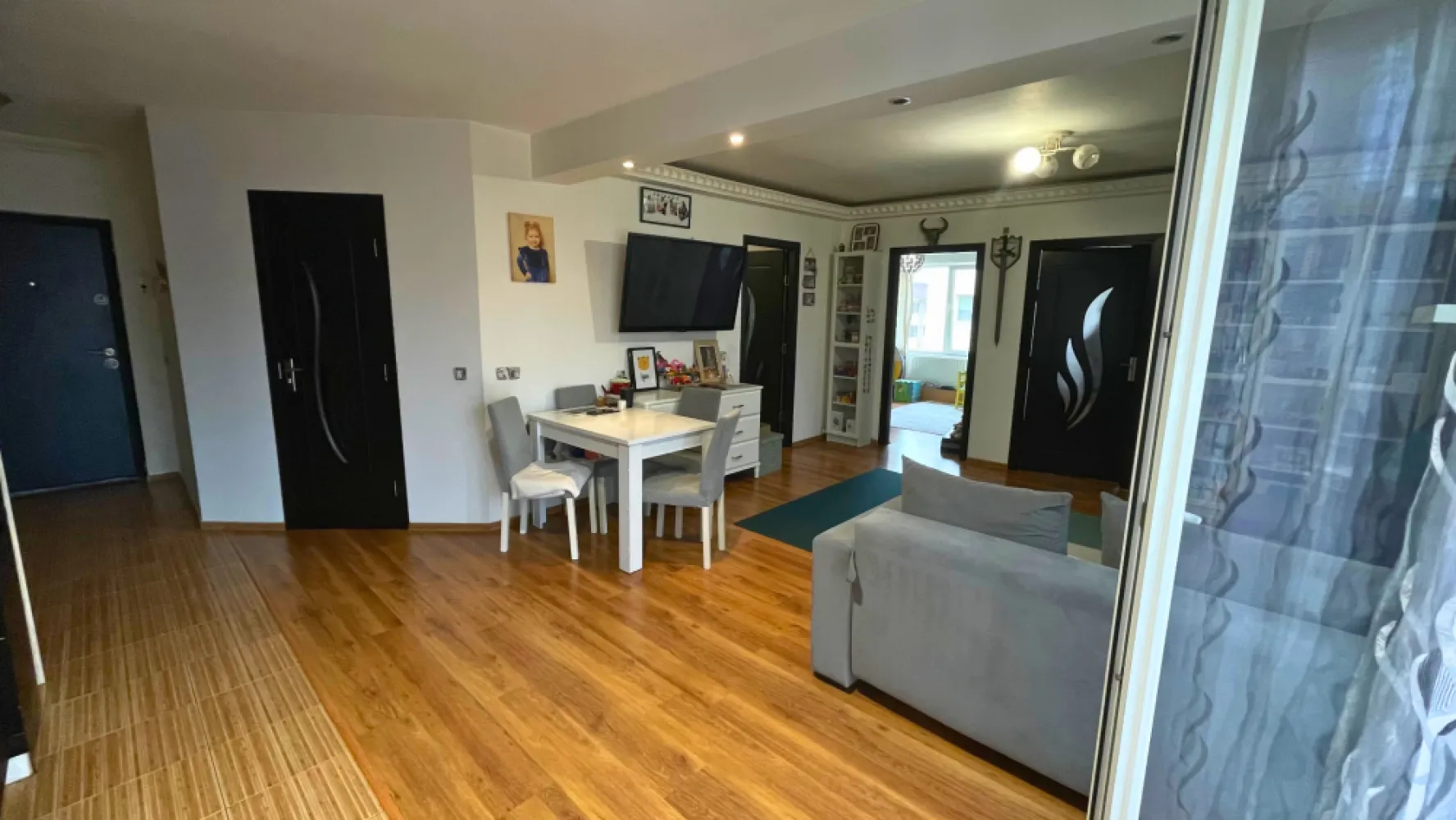 Apartament 3 camere de vânzare | Florești | Comision 0 - Dacă îți dorești un apartament spațios, bine compartimentat și situat într-o zonă liniștită, această proprietate din Florești poate fi alegerea potrivită.Amplasat într-o zonă cu acces facil către punctele de interes, apartamentul beneficiază de stație de autobuz și magazine la doar 2 minute de mers pe jos. În apropiere se află o grădiniță privată, iar grădinița de stat este situată la doar două străzi distanță.Situat la etajul 2 al unui imobil cu 3 etaje, apartamentul dispune de o suprafață utilă de 64 mp, la care se adaugă un balcon de 4 mp, și beneficiază de orientare N-E.Compartimentare:• 2 dormitoare• living cu bucătărie open-space• baie• cămară• hol generos• balconDotări și beneficii:• compartimentare semidecomandată• centrală termică proprie• aer condiționat• zonă liniștită• acces rapid către magazine și mijloace de transportLoc de parcare inclus în preț.Preț: 102.000 € negociabil.Comision 0 pentru cumpărător!Id: 87v/5Se acceptă achiziționarea și prin credit, iar pentru un proces cât mai simplu și rapid, colaborăm și cu un broker de credite, oferind consultanță 100% gratuită.Dacă doriți să aflați mai multe despre această proprietate sau să programați o vizionare, echipa Petani Imobiliare vă stă cu drag la dispoziție.0784 878 355Petani ImobiliareCăutăm locuințe. Găsim acasă.&nbsp;