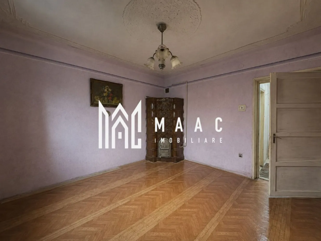 Casa individuala 3 camere | Acces auto | Pivnita I Lupeni - MAAC Imobiliare va propune spre vanzare o casa individuala, cu potential considerabil, amplasata in zona linistita a cartierului Lupeni.

Proprietatea este formata din doua corpuri, cel de la strada- construit in 1936, celalalt in 1983.

Fiind pozitionata pe SUD, casa are in alcatuire: living, 2 dormitoare, bucatarie, baie cu geam, debara.
Pivnita cuprinde doua incaperi. Deasupra-placa de beton.

Casa este conectata la toate utilitatile (apa, canalizare, curent, gaz).
Incalzirea- pe sobe cu gaz.

Curtea permite accesul auto; imbraca spatele si lateralul casei, ceea ce aduce un plus de intimitate.

Imobilul necesită lucrări de renovare și modernizare, oferind viitorului proprietar libertatea de a-l transforma după propriul gust și propriile standarde de confort. Este perfecta pentru cei care caută o proprietate pe care să o personalizeze integral sau pentru investitorii care doresc să valorifice potențialul unei zone aflate în continuă dezvoltare.

Casa beneficiază de o structură solidă iar terenul permite multiple posibilități de amenajare. Spațiile existente pot fi reorganizate și adaptate pentru a răspunde unui trai decent, rezultând o proprietate modernă, funcțională și valoroasă.

Pentru mai multe detalii precizati telefonic ca ati vazut anuntul cu ID: CP3167567