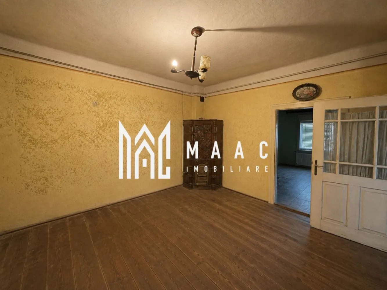 Casa individuala 3 camere | Acces auto | Pivnita I Lupeni - MAAC Imobiliare va propune spre vanzare o casa individuala, cu potential considerabil, amplasata in zona linistita a cartierului Lupeni.

Proprietatea este formata din doua corpuri, cel de la strada- construit in 1936, celalalt in 1983.

Fiind pozitionata pe SUD, casa are in alcatuire: living, 2 dormitoare, bucatarie, baie cu geam, debara.
Pivnita cuprinde doua incaperi. Deasupra-placa de beton.

Casa este conectata la toate utilitatile (apa, canalizare, curent, gaz).
Incalzirea- pe sobe cu gaz.

Curtea permite accesul auto; imbraca spatele si lateralul casei, ceea ce aduce un plus de intimitate.

Imobilul necesită lucrări de renovare și modernizare, oferind viitorului proprietar libertatea de a-l transforma după propriul gust și propriile standarde de confort. Este perfecta pentru cei care caută o proprietate pe care să o personalizeze integral sau pentru investitorii care doresc să valorifice potențialul unei zone aflate în continuă dezvoltare.

Casa beneficiază de o structură solidă iar terenul permite multiple posibilități de amenajare. Spațiile existente pot fi reorganizate și adaptate pentru a răspunde unui trai decent, rezultând o proprietate modernă, funcțională și valoroasă.

Pentru mai multe detalii precizati telefonic ca ati vazut anuntul cu ID: CP3167567