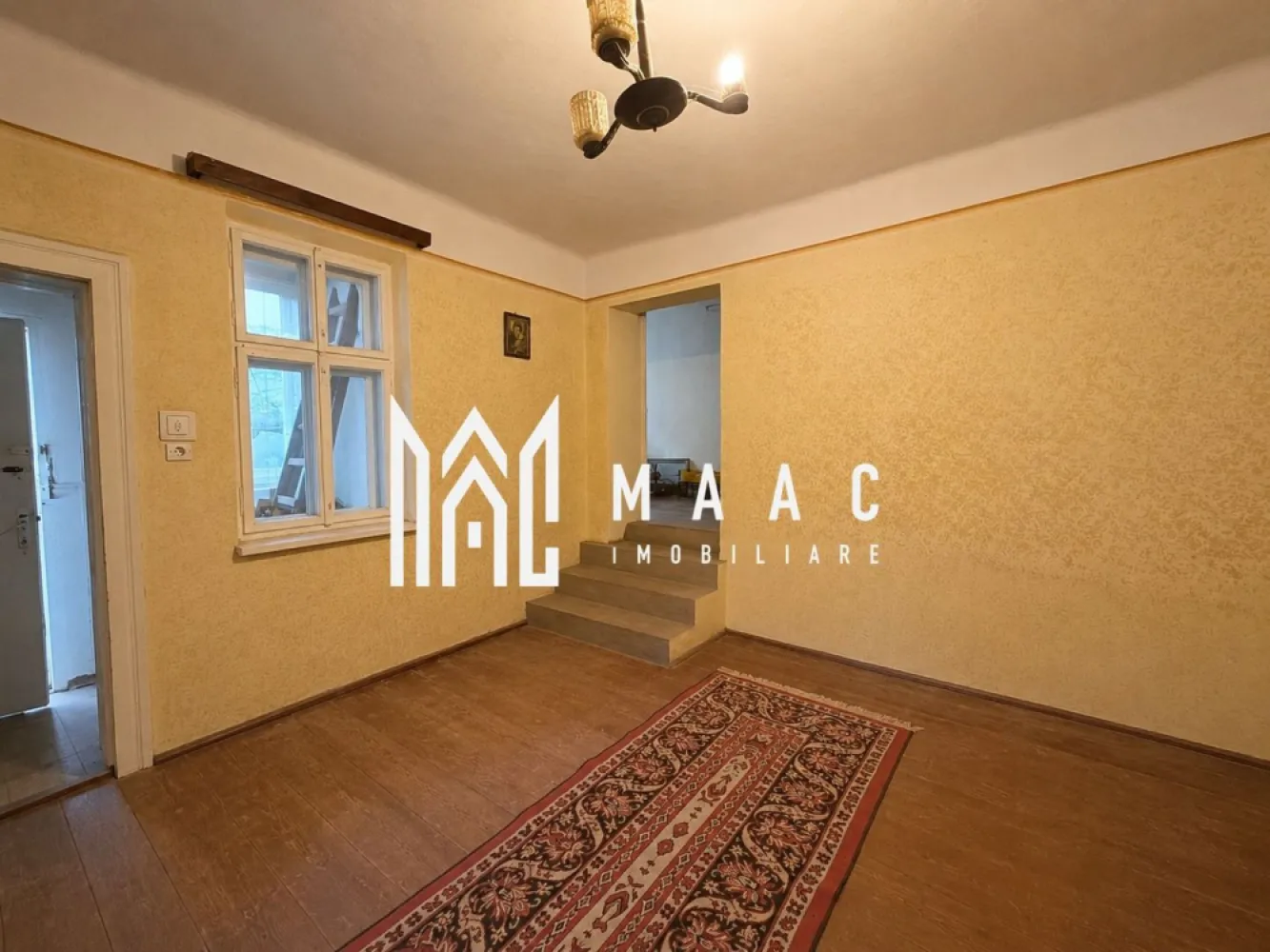 Casa individuala 3 camere | Acces auto | Pivnita I Lupeni - MAAC Imobiliare va propune spre vanzare o casa individuala, cu potential considerabil, amplasata in zona linistita a cartierului Lupeni.

Proprietatea este formata din doua corpuri, cel de la strada- construit in 1936, celalalt in 1983.

Fiind pozitionata pe SUD, casa are in alcatuire: living, 2 dormitoare, bucatarie, baie cu geam, debara.
Pivnita cuprinde doua incaperi. Deasupra-placa de beton.

Casa este conectata la toate utilitatile (apa, canalizare, curent, gaz).
Incalzirea- pe sobe cu gaz.

Curtea permite accesul auto; imbraca spatele si lateralul casei, ceea ce aduce un plus de intimitate.

Imobilul necesită lucrări de renovare și modernizare, oferind viitorului proprietar libertatea de a-l transforma după propriul gust și propriile standarde de confort. Este perfecta pentru cei care caută o proprietate pe care să o personalizeze integral sau pentru investitorii care doresc să valorifice potențialul unei zone aflate în continuă dezvoltare.

Casa beneficiază de o structură solidă iar terenul permite multiple posibilități de amenajare. Spațiile existente pot fi reorganizate și adaptate pentru a răspunde unui trai decent, rezultând o proprietate modernă, funcțională și valoroasă.

Pentru mai multe detalii precizati telefonic ca ati vazut anuntul cu ID: CP3167567