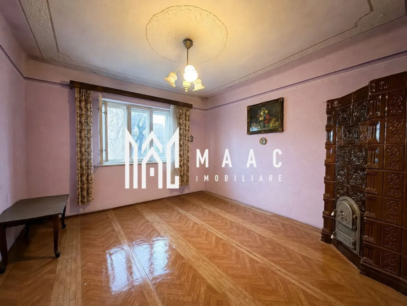 Casa individuala 3 camere | Acces auto | Pivnita I Lupeni - MAAC Imobiliare va propune spre vanzare o casa individuala, cu potential considerabil, amplasata in zona linistita a cartierului Lupeni.

Proprietatea este formata din doua corpuri, cel de la strada- construit in 1936, celalalt in 1983.

Fiind pozitionata pe SUD, casa are in alcatuire: living, 2 dormitoare, bucatarie, baie cu geam, debara.
Pivnita cuprinde doua incaperi. Deasupra-placa de beton.

Casa este conectata la toate utilitatile (apa, canalizare, curent, gaz).
Incalzirea- pe sobe cu gaz.

Curtea permite accesul auto; imbraca spatele si lateralul casei, ceea ce aduce un plus de intimitate.

Imobilul necesită lucrări de renovare și modernizare, oferind viitorului proprietar libertatea de a-l transforma după propriul gust și propriile standarde de confort. Este perfecta pentru cei care caută o proprietate pe care să o personalizeze integral sau pentru investitorii care doresc să valorifice potențialul unei zone aflate în continuă dezvoltare.

Casa beneficiază de o structură solidă iar terenul permite multiple posibilități de amenajare. Spațiile existente pot fi reorganizate și adaptate pentru a răspunde unui trai decent, rezultând o proprietate modernă, funcțională și valoroasă.

Pentru mai multe detalii precizati telefonic ca ati vazut anuntul cu ID: CP3167567
