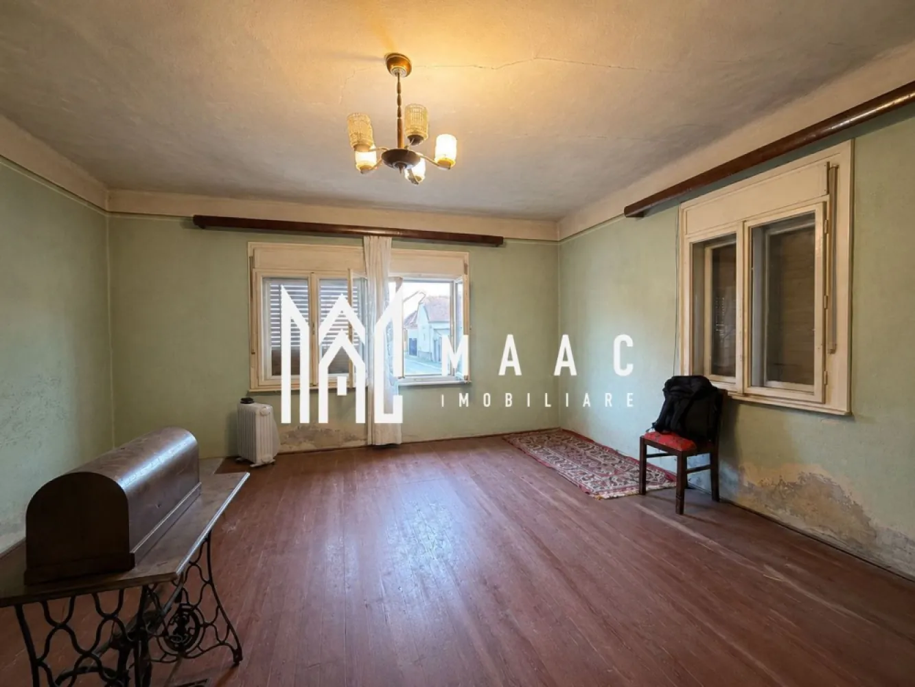 Casa individuala 3 camere | Acces auto | Pivnita I Lupeni - MAAC Imobiliare va propune spre vanzare o casa individuala, cu potential considerabil, amplasata in zona linistita a cartierului Lupeni.

Proprietatea este formata din doua corpuri, cel de la strada- construit in 1936, celalalt in 1983.

Fiind pozitionata pe SUD, casa are in alcatuire: living, 2 dormitoare, bucatarie, baie cu geam, debara.
Pivnita cuprinde doua incaperi. Deasupra-placa de beton.

Casa este conectata la toate utilitatile (apa, canalizare, curent, gaz).
Incalzirea- pe sobe cu gaz.

Curtea permite accesul auto; imbraca spatele si lateralul casei, ceea ce aduce un plus de intimitate.

Imobilul necesită lucrări de renovare și modernizare, oferind viitorului proprietar libertatea de a-l transforma după propriul gust și propriile standarde de confort. Este perfecta pentru cei care caută o proprietate pe care să o personalizeze integral sau pentru investitorii care doresc să valorifice potențialul unei zone aflate în continuă dezvoltare.

Casa beneficiază de o structură solidă iar terenul permite multiple posibilități de amenajare. Spațiile existente pot fi reorganizate și adaptate pentru a răspunde unui trai decent, rezultând o proprietate modernă, funcțională și valoroasă.

Pentru mai multe detalii precizati telefonic ca ati vazut anuntul cu ID: CP3167567