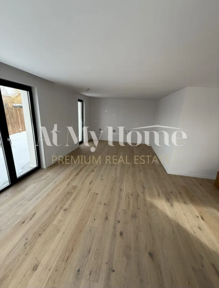 VILA NOUA PREMIUM //4 CAMERE//TUNARI - Vila P+1, constructie noua, 150 mp utili, situata in Tunari in complexul rezidential Edenholz Residence.

Parter
-living open-space
-bucatarie
-zona dining
-grup sanitar
-camera tehnica+depozitare
Etaj
-3 dormitoare(unul din ele matrimonial)
-2 bai(una din ele cu acces din dormitorul matrimonial)
Curte
-Terasa+zona barbeque
-2 locuri de parcare

Vila dispune de curte proprie cu gazon si sistem de irigatie, panouri solare, pompa de caldura, ventiloconvectoare si centrala proprie pe gaze, iar temperatura se poate regla pe fiecare camera.
Pretul din anunt este pentru imobilul nemobilat. Se poate inchiria si mobilat la cerere, dar la un alt pret.

Este situata la mica distanta de zona Iancu Nicolae si Pipera/Baneasa si de toate facilitatile si scolile internationale din zona, cat si de A3, DN1, Otopeni.