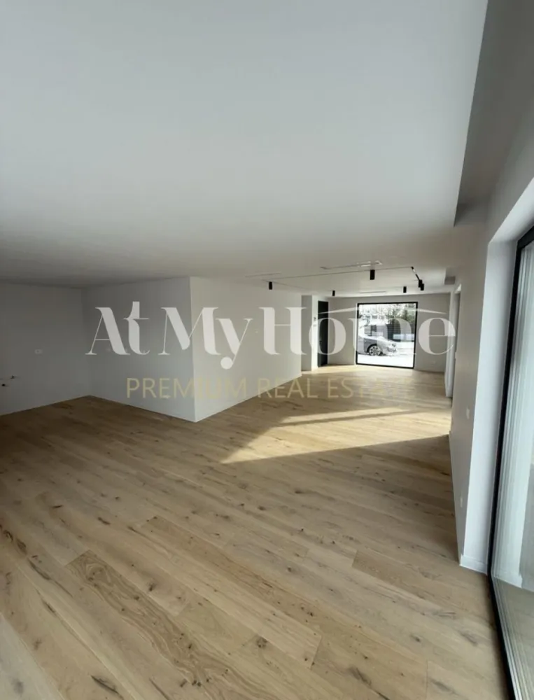 VILA NOUA PREMIUM //4 CAMERE//TUNARI - Vila P+1, constructie noua, 150 mp utili, situata in Tunari in complexul rezidential Edenholz Residence.

Parter
-living open-space
-bucatarie
-zona dining
-grup sanitar
-camera tehnica+depozitare
Etaj
-3 dormitoare(unul din ele matrimonial)
-2 bai(una din ele cu acces din dormitorul matrimonial)
Curte
-Terasa+zona barbeque
-2 locuri de parcare

Vila dispune de curte proprie cu gazon si sistem de irigatie, panouri solare, pompa de caldura, ventiloconvectoare si centrala proprie pe gaze, iar temperatura se poate regla pe fiecare camera.
Pretul din anunt este pentru imobilul nemobilat. Se poate inchiria si mobilat la cerere, dar la un alt pret.

Este situata la mica distanta de zona Iancu Nicolae si Pipera/Baneasa si de toate facilitatile si scolile internationale din zona, cat si de A3, DN1, Otopeni.