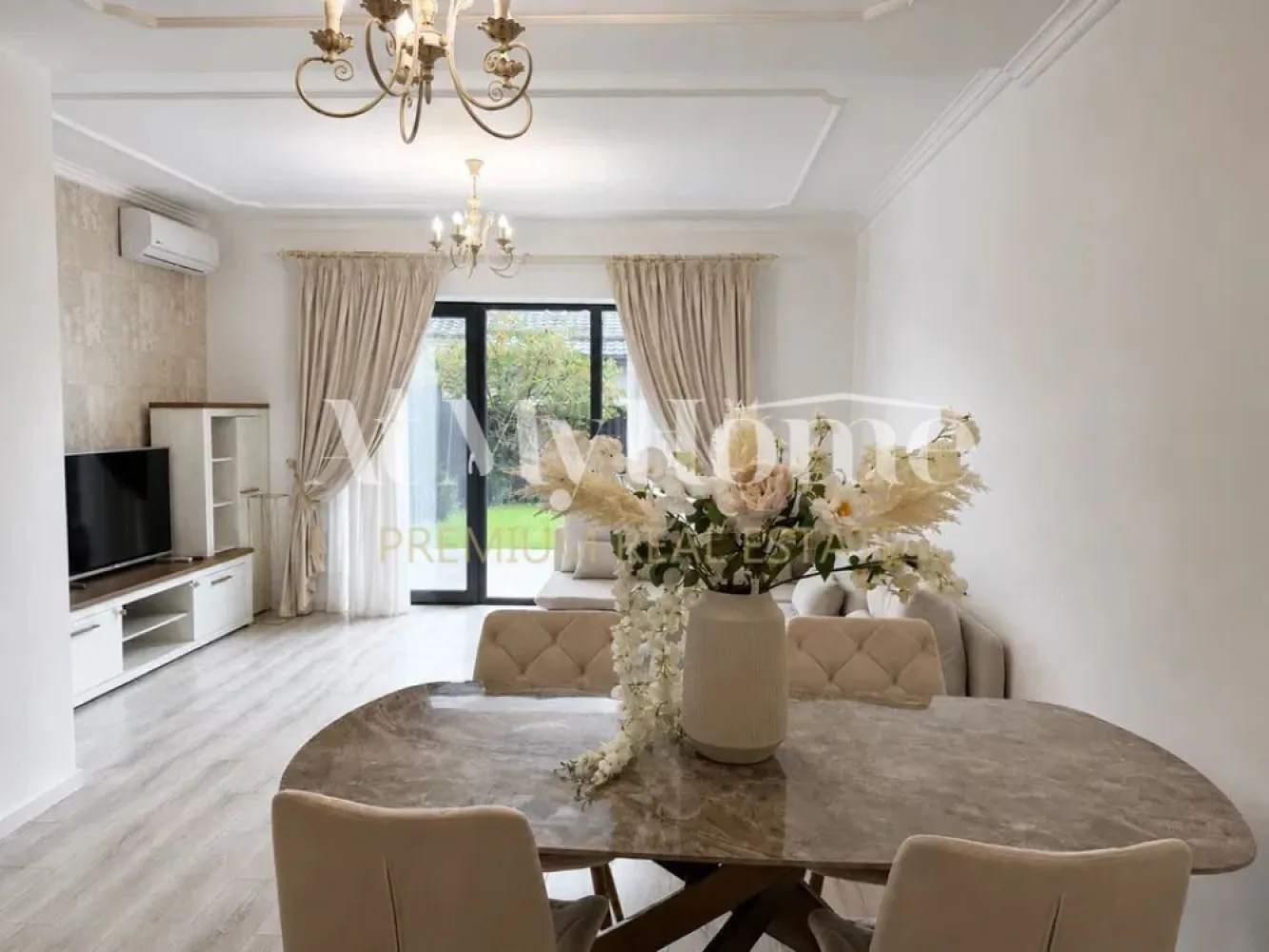 VILA NOUA 5 CAMERE/COMPLEX REZIDENTIAL/PIPERA - Va oferim spre închiriere vila tip Townhouse cu 5 camere, complet mobilata si utilata, construita in regim de înălțime P+1E+M si beneficiază de 2 locuri de parcare, terasa si gradina. Exista si locuri de parcare pentru vizitatori.

Vila spațioasă și luminoasă , ideală pentru o familie sau pentru persoane care lucrează remote și caută un spațiu generos, confortabil și bine organizat.

Parterul este gândit pentru confortul zilnic și relaxare:
Hol de intrare 
Grup sanitar de serviciu
Spațiu de depozitare 
Bucătărie open-space 
Living generos cu acces direct către o terasă și grădină 

Etajul 1 oferă două dormitoare, fiecare cu baie proprie:
Dormitor matrimonial 
Dormitor secundar

Mansarda adaugă un plus de flexibilitate:
Hol 
Dormitor cu baie proprie 
Cameră suplimentară – ideală pentru birou, cameră de oaspeți, loc de joacă sau dressing

Finisaje moderne și spații bine gândite, luminozitate naturală pe tot parcursul zilei, grădină proprie – perfectă pentru relaxare în aer liber.

Datorita locatiei si proximitatii fata de punctele de interes din zona Pipera, a Scolilor Internationale din zona, Centre Comerciale, magazine, restaurante si mijloace de transport in comun, este recomandata pentru resedinta unei familii.