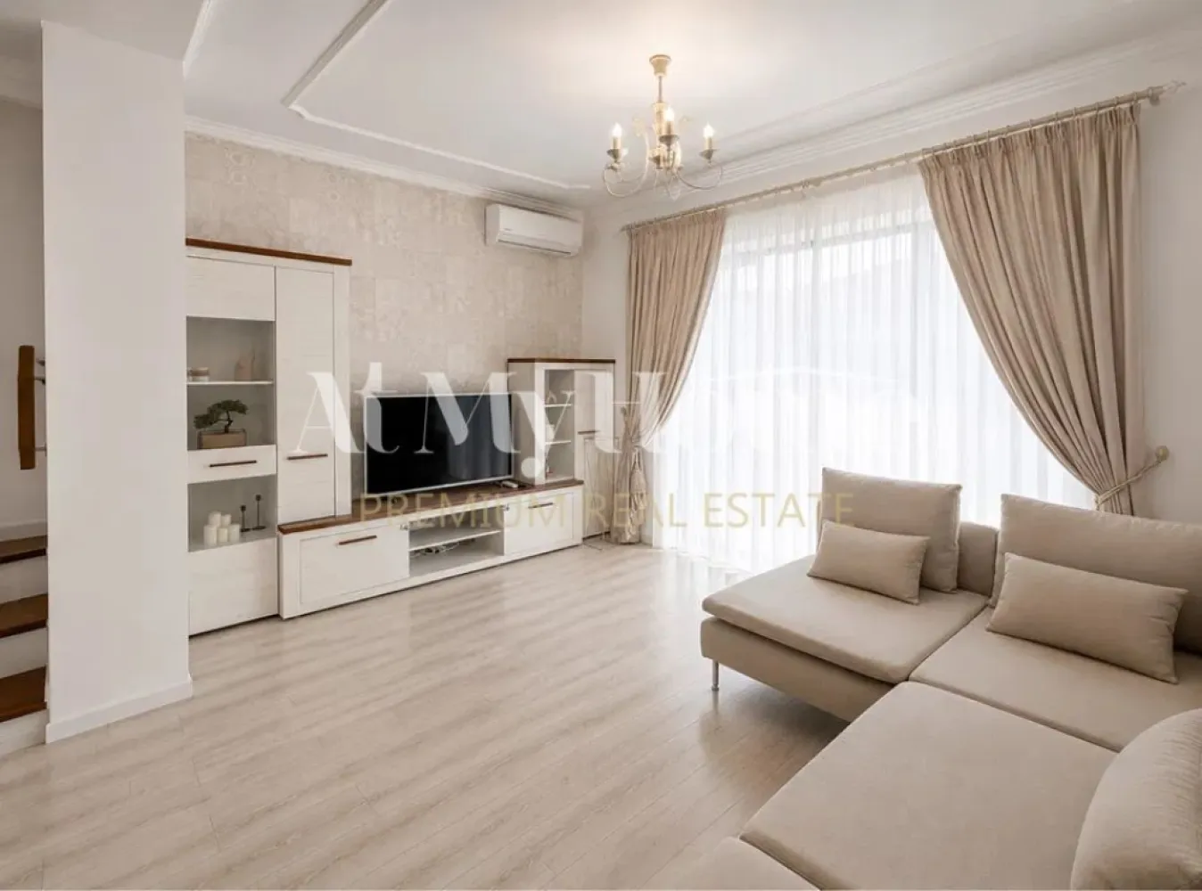 VILA NOUA 5 CAMERE/COMPLEX REZIDENTIAL/PIPERA - Va oferim spre închiriere vila tip Townhouse cu 5 camere, complet mobilata si utilata, construita in regim de înălțime P+1E+M si beneficiază de 2 locuri de parcare, terasa si gradina. Exista si locuri de parcare pentru vizitatori.

Vila spațioasă și luminoasă , ideală pentru o familie sau pentru persoane care lucrează remote și caută un spațiu generos, confortabil și bine organizat.

Parterul este gândit pentru confortul zilnic și relaxare:
Hol de intrare 
Grup sanitar de serviciu
Spațiu de depozitare 
Bucătărie open-space 
Living generos cu acces direct către o terasă și grădină 

Etajul 1 oferă două dormitoare, fiecare cu baie proprie:
Dormitor matrimonial 
Dormitor secundar

Mansarda adaugă un plus de flexibilitate:
Hol 
Dormitor cu baie proprie 
Cameră suplimentară – ideală pentru birou, cameră de oaspeți, loc de joacă sau dressing

Finisaje moderne și spații bine gândite, luminozitate naturală pe tot parcursul zilei, grădină proprie – perfectă pentru relaxare în aer liber.

Datorita locatiei si proximitatii fata de punctele de interes din zona Pipera, a Scolilor Internationale din zona, Centre Comerciale, magazine, restaurante si mijloace de transport in comun, este recomandata pentru resedinta unei familii.