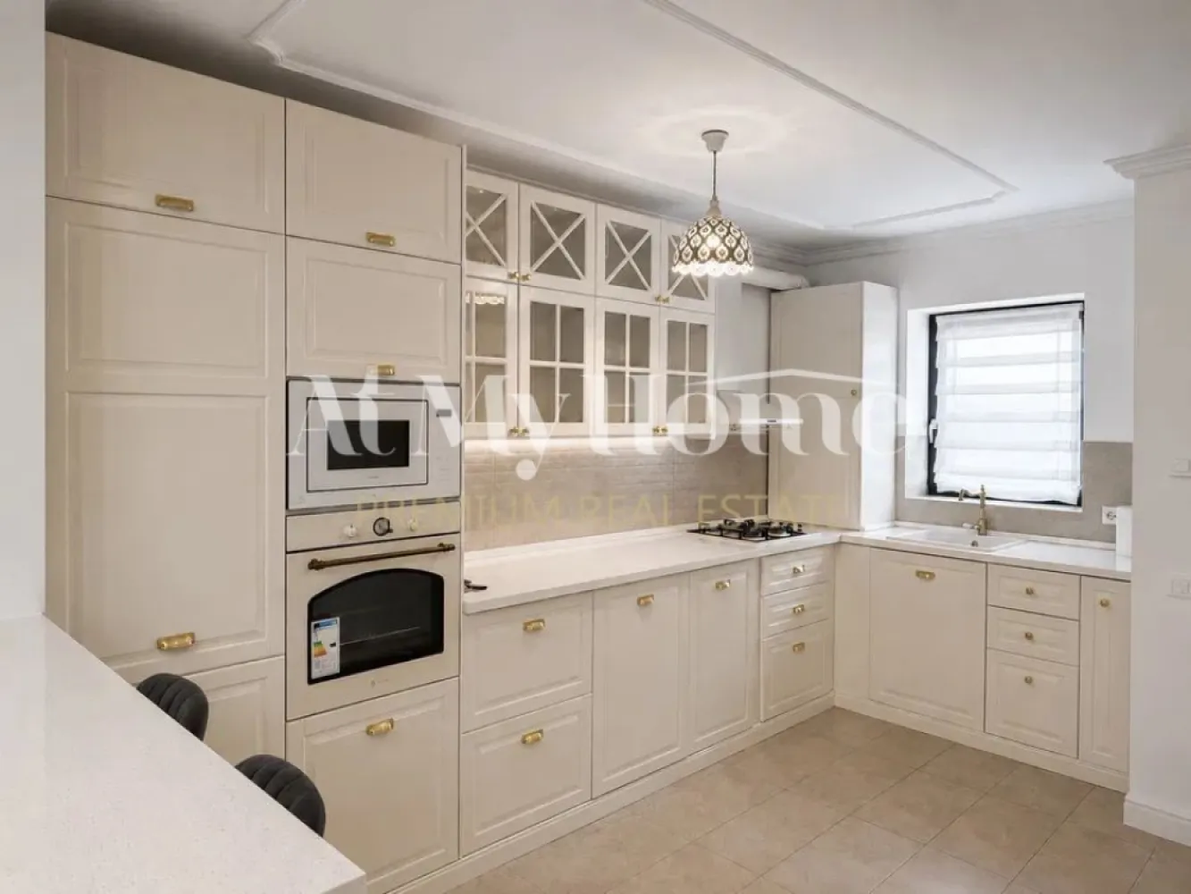 VILA NOUA 5 CAMERE/COMPLEX REZIDENTIAL/PIPERA - Va oferim spre închiriere vila tip Townhouse cu 5 camere, complet mobilata si utilata, construita in regim de înălțime P+1E+M si beneficiază de 2 locuri de parcare, terasa si gradina. Exista si locuri de parcare pentru vizitatori.

Vila spațioasă și luminoasă , ideală pentru o familie sau pentru persoane care lucrează remote și caută un spațiu generos, confortabil și bine organizat.

Parterul este gândit pentru confortul zilnic și relaxare:
Hol de intrare 
Grup sanitar de serviciu
Spațiu de depozitare 
Bucătărie open-space 
Living generos cu acces direct către o terasă și grădină 

Etajul 1 oferă două dormitoare, fiecare cu baie proprie:
Dormitor matrimonial 
Dormitor secundar

Mansarda adaugă un plus de flexibilitate:
Hol 
Dormitor cu baie proprie 
Cameră suplimentară – ideală pentru birou, cameră de oaspeți, loc de joacă sau dressing

Finisaje moderne și spații bine gândite, luminozitate naturală pe tot parcursul zilei, grădină proprie – perfectă pentru relaxare în aer liber.

Datorita locatiei si proximitatii fata de punctele de interes din zona Pipera, a Scolilor Internationale din zona, Centre Comerciale, magazine, restaurante si mijloace de transport in comun, este recomandata pentru resedinta unei familii.