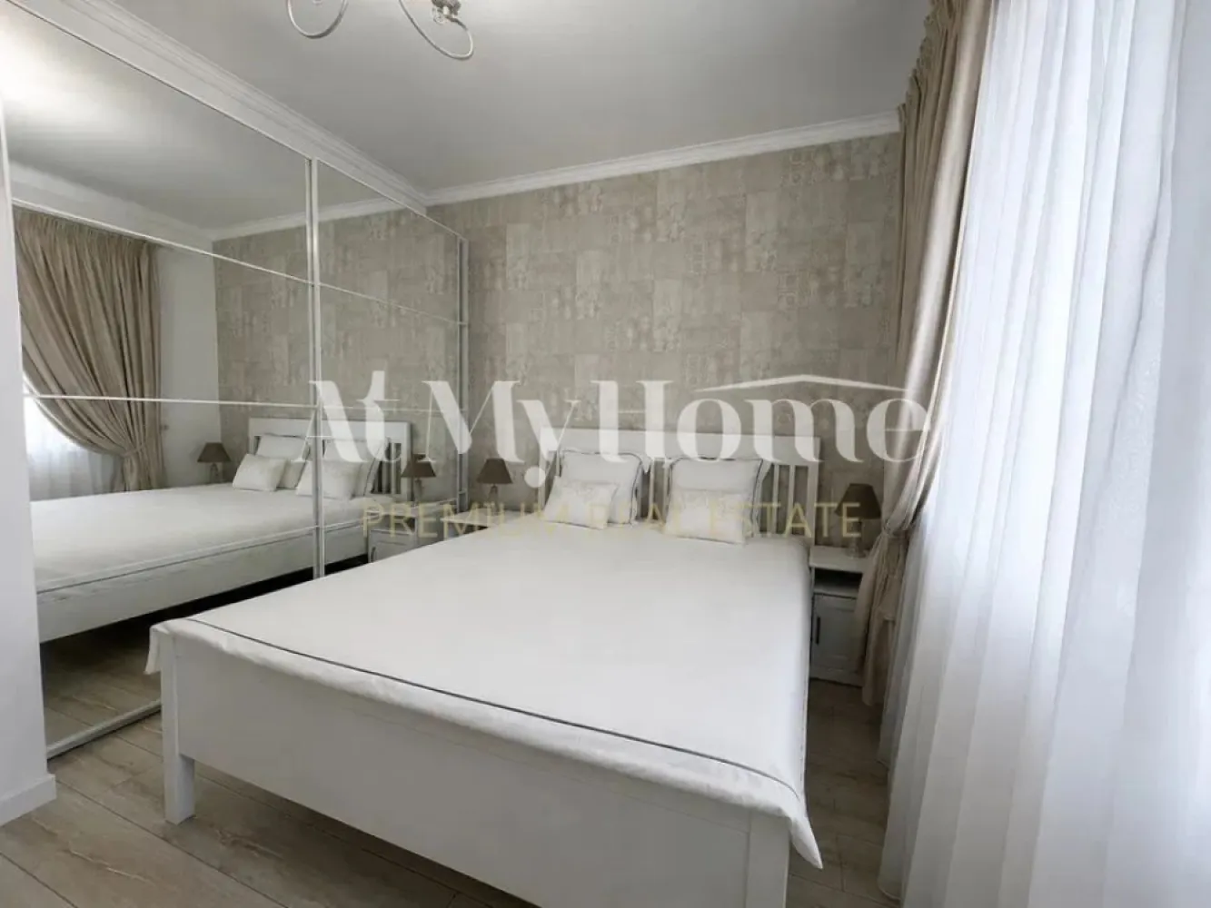 VILA NOUA 5 CAMERE/COMPLEX REZIDENTIAL/PIPERA - Va oferim spre închiriere vila tip Townhouse cu 5 camere, complet mobilata si utilata, construita in regim de înălțime P+1E+M si beneficiază de 2 locuri de parcare, terasa si gradina. Exista si locuri de parcare pentru vizitatori.

Vila spațioasă și luminoasă , ideală pentru o familie sau pentru persoane care lucrează remote și caută un spațiu generos, confortabil și bine organizat.

Parterul este gândit pentru confortul zilnic și relaxare:
Hol de intrare 
Grup sanitar de serviciu
Spațiu de depozitare 
Bucătărie open-space 
Living generos cu acces direct către o terasă și grădină 

Etajul 1 oferă două dormitoare, fiecare cu baie proprie:
Dormitor matrimonial 
Dormitor secundar

Mansarda adaugă un plus de flexibilitate:
Hol 
Dormitor cu baie proprie 
Cameră suplimentară – ideală pentru birou, cameră de oaspeți, loc de joacă sau dressing

Finisaje moderne și spații bine gândite, luminozitate naturală pe tot parcursul zilei, grădină proprie – perfectă pentru relaxare în aer liber.

Datorita locatiei si proximitatii fata de punctele de interes din zona Pipera, a Scolilor Internationale din zona, Centre Comerciale, magazine, restaurante si mijloace de transport in comun, este recomandata pentru resedinta unei familii.