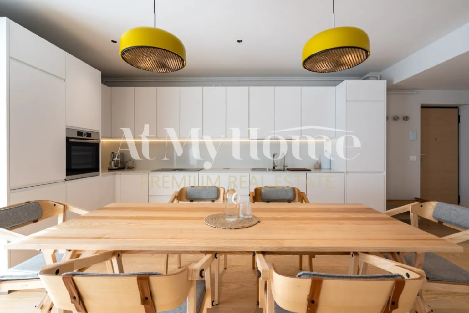 PENTHOUSE SPECTACULOS CU VEDERE LA LAC/2CAMERE/IANCU NICOLAE - Penthouse nou cu 2 camere, amplasat in zona Iancu Nicolae, intr-un complex residential boutique exclusivist, la scurta distanta de toate facilitatile din zona, intr-un imobil S+P+4, finalizat in 2020.
Brand new contemporary
Designul este realizat de Cristian Corvin, unul dintre cei mai premiati arhitecti romani.

Penthouse ul are o suprafata de 140 mp, dispune de terasa de 50 mp cu vedere panoramica la lac si de 1loc de parcare in subteranul cladirii 
Este compus din living, zona de luat in masa, bucatarie complet mobilata si utilata, dormitor matrimonial cu baie ensuite, o baie secundara cu dus.

Datorita locatiei, in apropierea Scolilor Internationale din zona, la scurta distanta de Centrele Comerciale, magazine, restaurante si mijloace de transport in comun, este recomandat pentru resedinta.