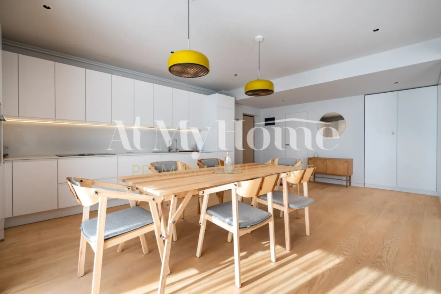 PENTHOUSE SPECTACULOS CU VEDERE LA LAC/2CAMERE/IANCU NICOLAE - Penthouse nou cu 2 camere, amplasat in zona Iancu Nicolae, intr-un complex residential boutique exclusivist, la scurta distanta de toate facilitatile din zona, intr-un imobil S+P+4, finalizat in 2020.
Brand new contemporary
Designul este realizat de Cristian Corvin, unul dintre cei mai premiati arhitecti romani.

Penthouse ul are o suprafata de 140 mp, dispune de terasa de 50 mp cu vedere panoramica la lac si de 1loc de parcare in subteranul cladirii 
Este compus din living, zona de luat in masa, bucatarie complet mobilata si utilata, dormitor matrimonial cu baie ensuite, o baie secundara cu dus.

Datorita locatiei, in apropierea Scolilor Internationale din zona, la scurta distanta de Centrele Comerciale, magazine, restaurante si mijloace de transport in comun, este recomandat pentru resedinta.