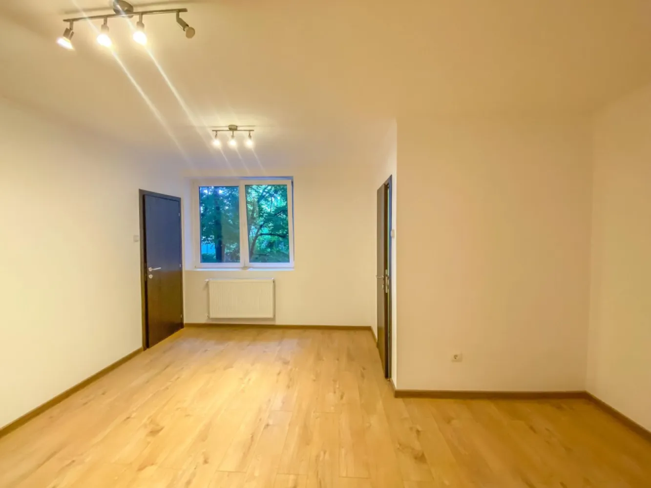 Garsonieră complet renovată 2026 | Etaj 1 | Gara de Nord I Comision 0 - Aceasta garsoniera oferă un avantaj important: este complet renovată, are instalațiile electrice și sanitare schimbate integral și nu necesită nicio investiție după cumpărare. 

Situată pe Bd. Gării de Nord nr. 2, la etajul 1 al unui bloc cu mezanin, construit in 1960 si reabilitat recent, garsoniera are o suprafață utilă de 26,2 mp și vedere către spatele imobilului, oferind mai multă liniște decât apartamentele orientate spre bulevard.

Un detaliu aparte, care îi conferă un plus de istorie și personalitate, este faptul că această garsonieră a aparținut îndrăgitului actor Puiu Călinescu, unul dintre cei mai apreciați actori de comedie ai teatrului și cinematografiei românești.

Renovarea a fost finalizată în 2026 și include:

instalație electrică nouă;
instalații sanitare noi;
calorifere noi;
uși interioare noi;
gresie, faianță și parchet noi;
obiecte sanitare noi.

În plus, țeava de gaze este la ușa apartamentului, existând posibilitatea montării unei centrale termice proprii.

Datorită amplasării și costurilor reduse de întreținere, proprietatea este o alegere inspirată atât pentru locuit, cât și pentru închiriere, într-o zonă cu cerere constantă.

Poziția este unul dintre cele mai mari avantaje ale proprietății. În doar câteva minute ajungi la:

Gara de Nord;
Metrou Gara de Nord (M1 și M4);
Piața Victoriei;
Calea Victoriei;
Pasajul Basarab;
numeroase mijloace de transport în comun;
supermarketuri, restaurante, cafenele, farmacii și bănci.

Video disponibil la cerere.
Imobil încadrat în clasa de risc seismic II.

Dacă îți dorești o proprietate într-o zonă centrală, complet renovată și pregătită pentru mutare sau închiriere imediată, te invit la vizionare.