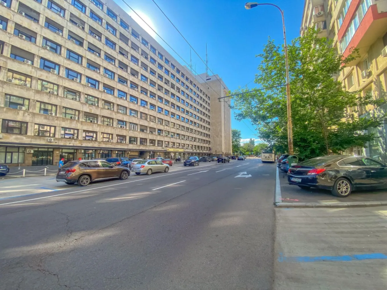 Garsonieră complet renovată 2026 | Etaj 1 | Gara de Nord I Comision 0 - Aceasta garsoniera oferă un avantaj important: este complet renovată, are instalațiile electrice și sanitare schimbate integral și nu necesită nicio investiție după cumpărare. 

Situată pe Bd. Gării de Nord nr. 2, la etajul 1 al unui bloc cu mezanin, construit in 1960 si reabilitat recent, garsoniera are o suprafață utilă de 26,2 mp și vedere către spatele imobilului, oferind mai multă liniște decât apartamentele orientate spre bulevard.

Un detaliu aparte, care îi conferă un plus de istorie și personalitate, este faptul că această garsonieră a aparținut îndrăgitului actor Puiu Călinescu, unul dintre cei mai apreciați actori de comedie ai teatrului și cinematografiei românești.

Renovarea a fost finalizată în 2026 și include:

instalație electrică nouă;
instalații sanitare noi;
calorifere noi;
uși interioare noi;
gresie, faianță și parchet noi;
obiecte sanitare noi.

În plus, țeava de gaze este la ușa apartamentului, existând posibilitatea montării unei centrale termice proprii.

Datorită amplasării și costurilor reduse de întreținere, proprietatea este o alegere inspirată atât pentru locuit, cât și pentru închiriere, într-o zonă cu cerere constantă.

Poziția este unul dintre cele mai mari avantaje ale proprietății. În doar câteva minute ajungi la:

Gara de Nord;
Metrou Gara de Nord (M1 și M4);
Piața Victoriei;
Calea Victoriei;
Pasajul Basarab;
numeroase mijloace de transport în comun;
supermarketuri, restaurante, cafenele, farmacii și bănci.

Video disponibil la cerere.
Imobil încadrat în clasa de risc seismic II.

Dacă îți dorești o proprietate într-o zonă centrală, complet renovată și pregătită pentru mutare sau închiriere imediată, te invit la vizionare.