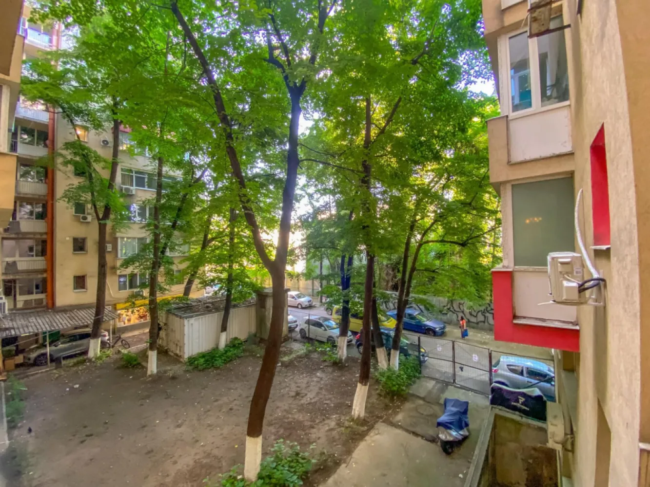 Garsonieră complet renovată 2026 | Etaj 1 | Gara de Nord I Comision 0 - Aceasta garsoniera oferă un avantaj important: este complet renovată, are instalațiile electrice și sanitare schimbate integral și nu necesită nicio investiție după cumpărare. 

Situată pe Bd. Gării de Nord nr. 2, la etajul 1 al unui bloc cu mezanin, construit in 1960 si reabilitat recent, garsoniera are o suprafață utilă de 26,2 mp și vedere către spatele imobilului, oferind mai multă liniște decât apartamentele orientate spre bulevard.

Un detaliu aparte, care îi conferă un plus de istorie și personalitate, este faptul că această garsonieră a aparținut îndrăgitului actor Puiu Călinescu, unul dintre cei mai apreciați actori de comedie ai teatrului și cinematografiei românești.

Renovarea a fost finalizată în 2026 și include:

instalație electrică nouă;
instalații sanitare noi;
calorifere noi;
uși interioare noi;
gresie, faianță și parchet noi;
obiecte sanitare noi.

În plus, țeava de gaze este la ușa apartamentului, existând posibilitatea montării unei centrale termice proprii.

Datorită amplasării și costurilor reduse de întreținere, proprietatea este o alegere inspirată atât pentru locuit, cât și pentru închiriere, într-o zonă cu cerere constantă.

Poziția este unul dintre cele mai mari avantaje ale proprietății. În doar câteva minute ajungi la:

Gara de Nord;
Metrou Gara de Nord (M1 și M4);
Piața Victoriei;
Calea Victoriei;
Pasajul Basarab;
numeroase mijloace de transport în comun;
supermarketuri, restaurante, cafenele, farmacii și bănci.

Video disponibil la cerere.
Imobil încadrat în clasa de risc seismic II.

Dacă îți dorești o proprietate într-o zonă centrală, complet renovată și pregătită pentru mutare sau închiriere imediată, te invit la vizionare.