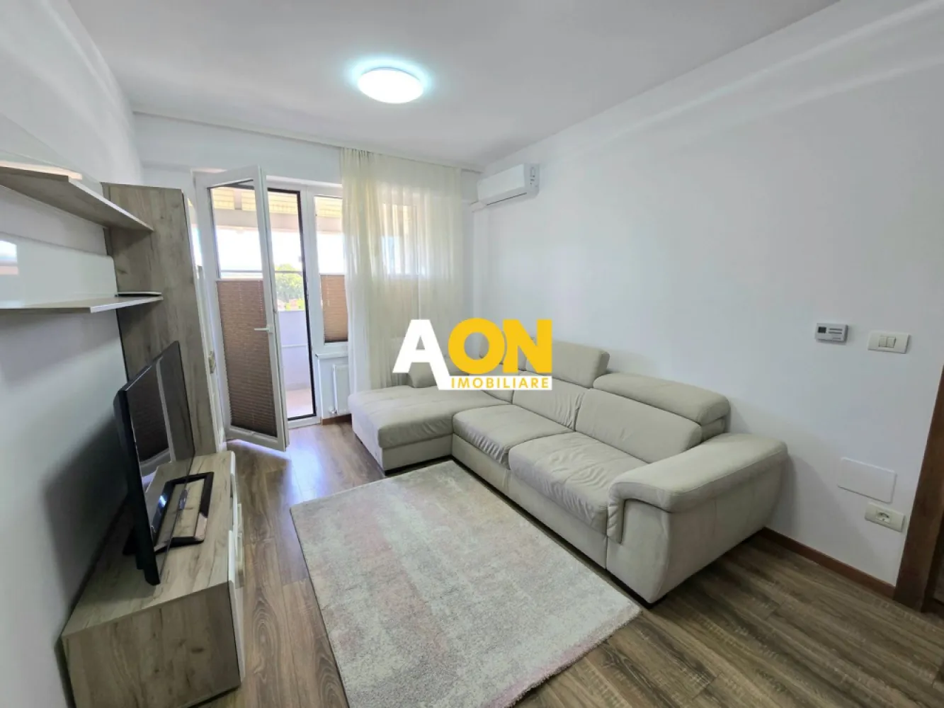 Apartament cu 3 Camere, Complet Mobilat, Bloc Nou, Zona Centru - AON Imobiliare vă prezintă spre închiriere un apartament cu 3 camere situat în zona Centru, în apropiere de Liceul Economic!
Proprietatea se află la etajul 3 al unui bloc cu 4 etaje ce dispune de lift!
Apartamentul este compus din:
- 2 Dormitoare
- Living
- Bucătărie
- 2 Băi
- Hol
- Balcon
Se închiriază complet mobilat și utilat, pe perioadă de minim 12 luni!
Nu se acceptă cu animale de companie!
Există loc de parcare propriu!
Imobilul este amplasat într-o zonă rezidențială, liniștită, ferită de trafic, dar cu acces facil către toate punctele de interes din oraș!
Pentru mai multe detalii sau programarea unei vizionări, vă rugăm să ne contactați!
Disponibil imediat!
ID: CP3173150