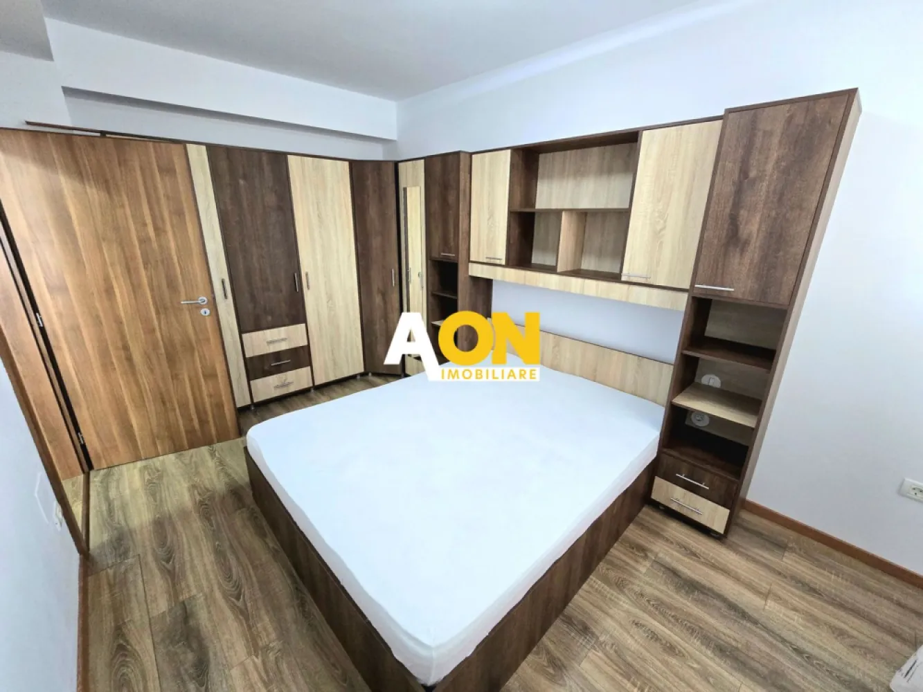 Apartament cu 3 Camere, Complet Mobilat, Bloc Nou, Zona Centru - AON Imobiliare vă prezintă spre închiriere un apartament cu 3 camere situat în zona Centru, în apropiere de Liceul Economic!
Proprietatea se află la etajul 3 al unui bloc cu 4 etaje ce dispune de lift!
Apartamentul este compus din:
- 2 Dormitoare
- Living
- Bucătărie
- 2 Băi
- Hol
- Balcon
Se închiriază complet mobilat și utilat, pe perioadă de minim 12 luni!
Nu se acceptă cu animale de companie!
Există loc de parcare propriu!
Imobilul este amplasat într-o zonă rezidențială, liniștită, ferită de trafic, dar cu acces facil către toate punctele de interes din oraș!
Pentru mai multe detalii sau programarea unei vizionări, vă rugăm să ne contactați!
Disponibil imediat!
ID: CP3173150