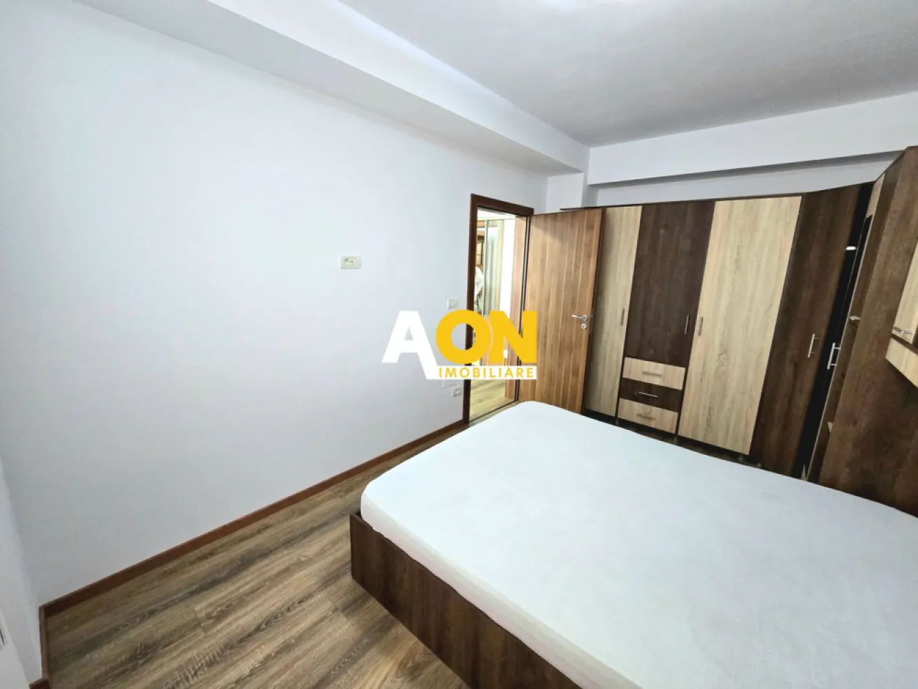 Apartament cu 3 Camere, Complet Mobilat, Bloc Nou, Zona Centru - AON Imobiliare vă prezintă spre închiriere un apartament cu 3 camere situat în zona Centru, în apropiere de Liceul Economic!
Proprietatea se află la etajul 3 al unui bloc cu 4 etaje ce dispune de lift!
Apartamentul este compus din:
- 2 Dormitoare
- Living
- Bucătărie
- 2 Băi
- Hol
- Balcon
Se închiriază complet mobilat și utilat, pe perioadă de minim 12 luni!
Nu se acceptă cu animale de companie!
Există loc de parcare propriu!
Imobilul este amplasat într-o zonă rezidențială, liniștită, ferită de trafic, dar cu acces facil către toate punctele de interes din oraș!
Pentru mai multe detalii sau programarea unei vizionări, vă rugăm să ne contactați!
Disponibil imediat!
ID: CP3173150