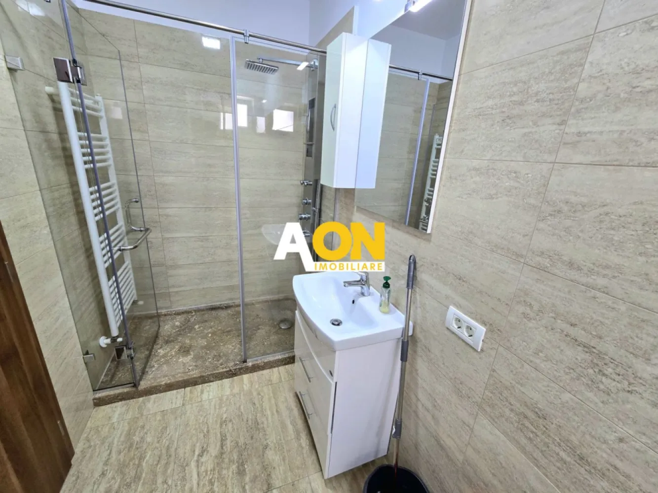 Apartament cu 3 Camere, Complet Mobilat, Bloc Nou, Zona Centru