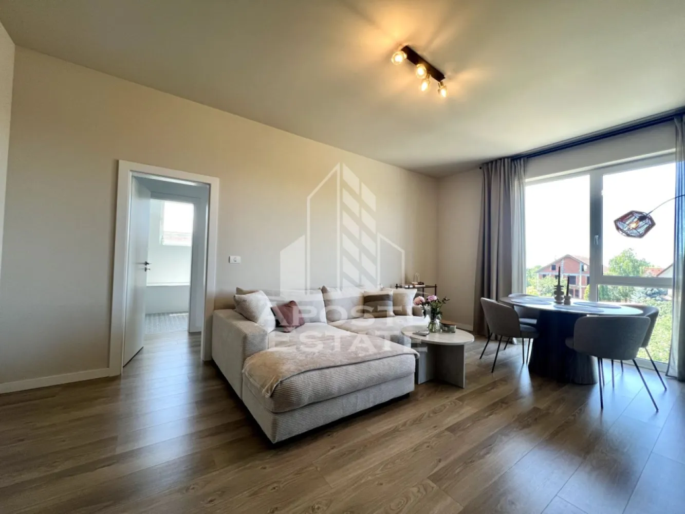 Apartament 2 camere de închiriat, parcare, zona Freidorf, Timișoara - Agentia imobiliara APOSTU ESTATE va propune spre inchiriere un apartament cu 2 camere, spatios si luminos, situat in zona Freidorf, o zona linistita si bine pozitionata din Timisoara, potrivit pentru cupluri sau familii la început de drum care isi doresc o locuinta unde sa se simta confortabil si cu acces facil catre scoli, statii de autobuz, supermarketuri , magazine de zona, parcuri.

Suprafata utila: 57 mp
Compartimentare eficienta:
- Bucatarie complet mobilata si utilata
- Sufragerie spatioasa cu iesire directa pe balcon si loc de luat masa
- Dormitor cu pat matrimonial
-Baie prevazuta cu cada si geam

Confort si facilitati:
- Incalzirea apartamentului: centrala proprie cu încălzire in pardoseala
- Apartamentul dispune de aer condiționat
- Apartamentul este complet mobilat si utilat

Localizare:
-Timis,Timisoara, zona Freidorf– acces facil spre magazine, supermarketul Lidl, scoli, parcuri si mijloace de transport in comun.

Ideal pentru:
-Familii
-Cupluri

Disponibilitate: imediata
Pret chirie lunara: 480 euro
Programeaza o vizionare pentru a-ti putea imagina viitorul aici!
ID intern: CP3176136!