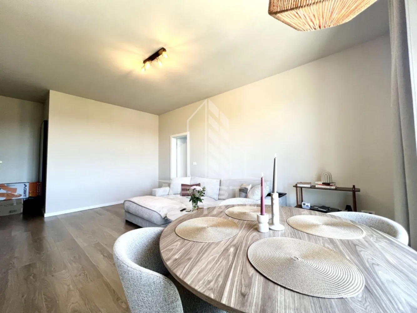 Apartament 2 camere de închiriat, parcare, zona Freidorf, Timișoara - Agentia imobiliara APOSTU ESTATE va propune spre inchiriere un apartament cu 2 camere, spatios si luminos, situat in zona Freidorf, o zona linistita si bine pozitionata din Timisoara, potrivit pentru cupluri sau familii la început de drum care isi doresc o locuinta unde sa se simta confortabil si cu acces facil catre scoli, statii de autobuz, supermarketuri , magazine de zona, parcuri.

Suprafata utila: 57 mp
Compartimentare eficienta:
- Bucatarie complet mobilata si utilata
- Sufragerie spatioasa cu iesire directa pe balcon si loc de luat masa
- Dormitor cu pat matrimonial
-Baie prevazuta cu cada si geam

Confort si facilitati:
- Incalzirea apartamentului: centrala proprie cu încălzire in pardoseala
- Apartamentul dispune de aer condiționat
- Apartamentul este complet mobilat si utilat

Localizare:
-Timis,Timisoara, zona Freidorf– acces facil spre magazine, supermarketul Lidl, scoli, parcuri si mijloace de transport in comun.

Ideal pentru:
-Familii
-Cupluri

Disponibilitate: imediata
Pret chirie lunara: 480 euro
Programeaza o vizionare pentru a-ti putea imagina viitorul aici!
ID intern: CP3176136!
