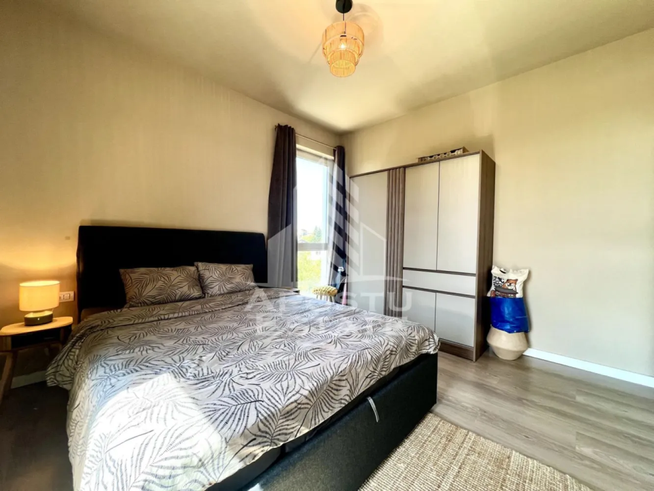 Apartament 2 camere de închiriat, parcare, zona Freidorf, Timișoara - Agentia imobiliara APOSTU ESTATE va propune spre inchiriere un apartament cu 2 camere, spatios si luminos, situat in zona Freidorf, o zona linistita si bine pozitionata din Timisoara, potrivit pentru cupluri sau familii la început de drum care isi doresc o locuinta unde sa se simta confortabil si cu acces facil catre scoli, statii de autobuz, supermarketuri , magazine de zona, parcuri.

Suprafata utila: 57 mp
Compartimentare eficienta:
- Bucatarie complet mobilata si utilata
- Sufragerie spatioasa cu iesire directa pe balcon si loc de luat masa
- Dormitor cu pat matrimonial
-Baie prevazuta cu cada si geam

Confort si facilitati:
- Incalzirea apartamentului: centrala proprie cu încălzire in pardoseala
- Apartamentul dispune de aer condiționat
- Apartamentul este complet mobilat si utilat

Localizare:
-Timis,Timisoara, zona Freidorf– acces facil spre magazine, supermarketul Lidl, scoli, parcuri si mijloace de transport in comun.

Ideal pentru:
-Familii
-Cupluri

Disponibilitate: imediata
Pret chirie lunara: 480 euro
Programeaza o vizionare pentru a-ti putea imagina viitorul aici!
ID intern: CP3176136!