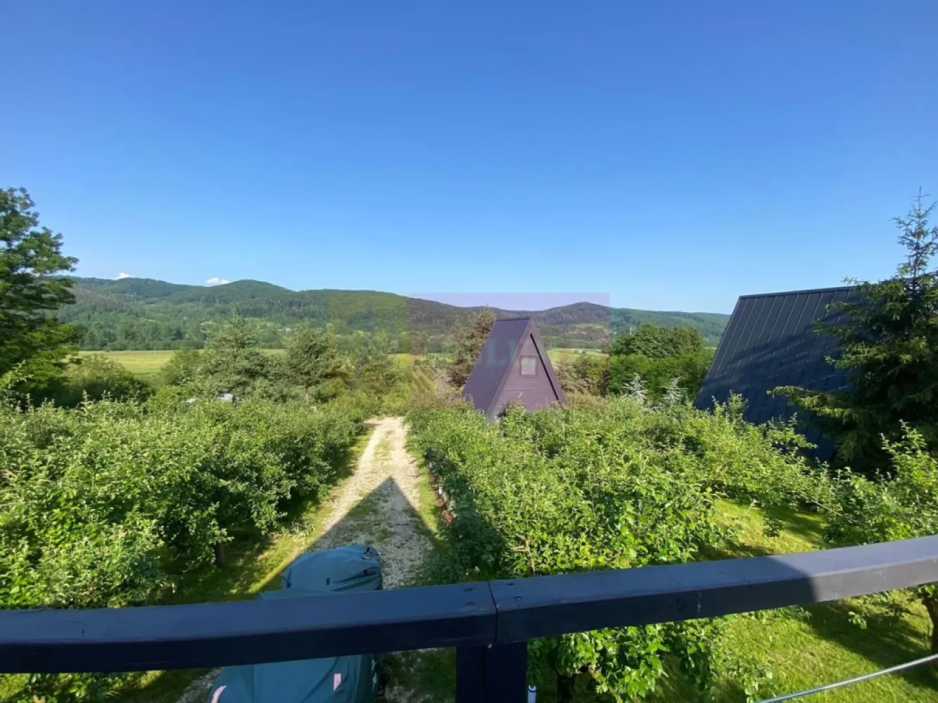 Cabane A frame + Teren 6000 mp | Proprietate deosebita, NOU - Locație:
Terenul de 6.000 mp este situat în județul Argeș, la doar câțiva kilometri de Mănăstirea Aninoasa și orașul Mioveni. Poziționat într-o zonă pitorească, oferă privelisti panoramice spectaculoase, fiind înconjurat de pădure, pomi fructiferi (meri, cireși), brazi, lavandă și plante decorative. In imediata apropiere se afla raul Bratia.

TUR VIRTUAL link: https://kuula.co/share/collection/716vl?logo=1&info=1&fs=1&vr=0&sd=1&thumbs=-1

Detalii Proprietate:

3 cabane A-Frame (destinate turismului/holiday stays), mobilate și utilate.

Utilități: apă, curent electric, rețea gaz în curs de instalare.

Dotări suplimentare:

Magazie de lemne (A-Frame).

Saună cu ciubăr

Zonă de sezlonguri pentru relaxare.

Acces facil, drum modernizat.

De ce este o oportunitate?

Potențial turistic ridicat: proximitate fata de obiective culturale (Mănăstirea Aninoasa 15 min) , Barajul Vidraru la aprox 60km, Campulung - 30 km, Curtea de Arges. 

Ambient autentic, ideal pentru retreat-uri sau vacanțe în natură.

Preț: 439.000 euro 
Vânzator: Persoană juridică.

Poienița, Argeș – Colțul Tău de Liniște între munți, Istorie și natură sălbatică
Ascuns între dealuri împădurite, la granița dintre liniște absolută și priveliști unice, satul Poienița din județul Argeș este una dintre acele puține zone din România care încă păstrează autenticitatea rurală, dar respiră în același timp aerul investițiilor inteligente în turism și retreaturi eco.

 Localizat între Munții Făgăraș și Țara Lovistei, la doar o oră de Curtea de Argeș, Poienița oferă acces rapid către:

 - Lacul Vidraru și Transfăgărășanul – un magnet pentru turiști, bikeri și pasionații de natură

 - Mănăstirile Aninoasa, Robaia, și Curtea de Argeș – centre spirituale și culturale de referință

 - Izvoare naturale și aer de munte – recunoscute pentru puritate, ideale pentru centre de wellness, detox sau glamping

 - Un relief de poveste – coline înverzite, păduri de brad și stejar, livezi cu meri și cireși, câmpuri cu lavandă sălbatică – totul perfect pentru o pensiune boutique sau chiar un micro-sat ecologic.

 Ce face zona cu adevărat specială?

Nu este „descoperită” de mase – dar este suficient de aproape de tot ce contează.

Are infrastructură de bază – drum accesibil, utilități esențiale, semnal.

Oferă intimitate totală și cer liber noaptea, fără poluare luminoasă – o raritate în Europa.

Dacă ai un cumpărător interesat de experiențe autentice, investiții sigure în turism sustenabil sau pur și simplu caută acel „acasă” departe de lume dar aproape de tot ce contează – Poienița, Argeș e locul potrivit.

Prețul de 439.000 EUR reflectă nu doar valoarea de construcție și amenajare, ci și potențialul imediat de exploatare turistică, unicitatea amplasamentului și avantajul unui produs complet, pregătit de operare sau locuire.

Aceasta nu este o simplă proprietate rurală, ci o investiție inteligentă într-un segment turistic aflat în plină ascensiune.

Pentru vizionări (doar cu programare) , contactați-ne.