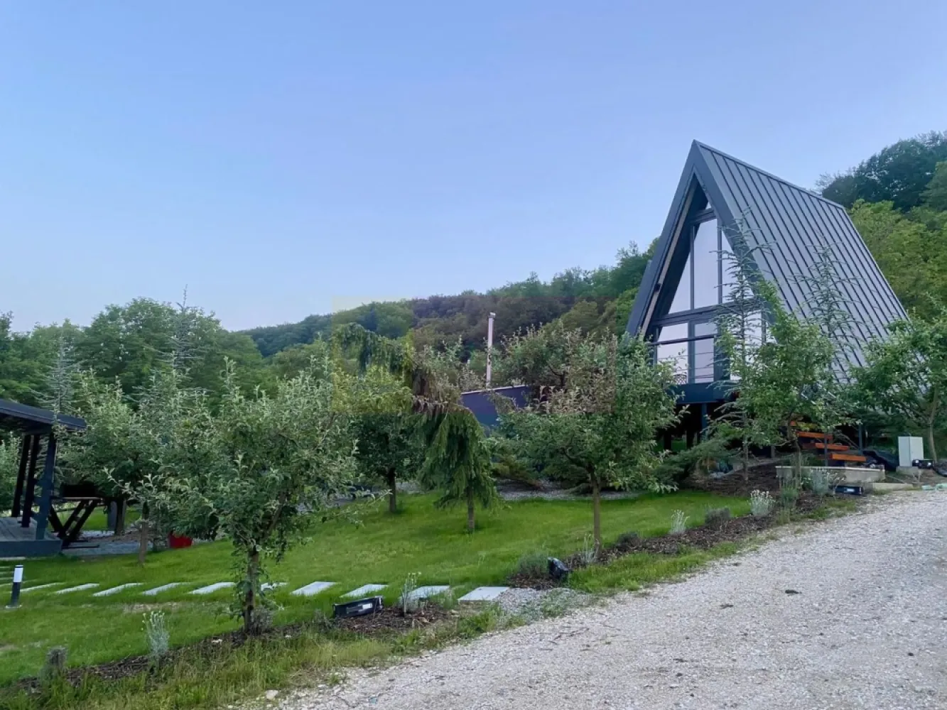 Cabane A frame + Teren 6000 mp | Proprietate deosebita, NOU - Locație:
Terenul de 6.000 mp este situat în județul Argeș, la doar câțiva kilometri de Mănăstirea Aninoasa și orașul Mioveni. Poziționat într-o zonă pitorească, oferă privelisti panoramice spectaculoase, fiind înconjurat de pădure, pomi fructiferi (meri, cireși), brazi, lavandă și plante decorative. In imediata apropiere se afla raul Bratia.

TUR VIRTUAL link: https://kuula.co/share/collection/716vl?logo=1&info=1&fs=1&vr=0&sd=1&thumbs=-1

Detalii Proprietate:

3 cabane A-Frame (destinate turismului/holiday stays), mobilate și utilate.

Utilități: apă, curent electric, rețea gaz în curs de instalare.

Dotări suplimentare:

Magazie de lemne (A-Frame).

Saună cu ciubăr

Zonă de sezlonguri pentru relaxare.

Acces facil, drum modernizat.

De ce este o oportunitate?

Potențial turistic ridicat: proximitate fata de obiective culturale (Mănăstirea Aninoasa 15 min) , Barajul Vidraru la aprox 60km, Campulung - 30 km, Curtea de Arges. 

Ambient autentic, ideal pentru retreat-uri sau vacanțe în natură.

Preț: 439.000 euro 
Vânzator: Persoană juridică.

Poienița, Argeș – Colțul Tău de Liniște între munți, Istorie și natură sălbatică
Ascuns între dealuri împădurite, la granița dintre liniște absolută și priveliști unice, satul Poienița din județul Argeș este una dintre acele puține zone din România care încă păstrează autenticitatea rurală, dar respiră în același timp aerul investițiilor inteligente în turism și retreaturi eco.

 Localizat între Munții Făgăraș și Țara Lovistei, la doar o oră de Curtea de Argeș, Poienița oferă acces rapid către:

 - Lacul Vidraru și Transfăgărășanul – un magnet pentru turiști, bikeri și pasionații de natură

 - Mănăstirile Aninoasa, Robaia, și Curtea de Argeș – centre spirituale și culturale de referință

 - Izvoare naturale și aer de munte – recunoscute pentru puritate, ideale pentru centre de wellness, detox sau glamping

 - Un relief de poveste – coline înverzite, păduri de brad și stejar, livezi cu meri și cireși, câmpuri cu lavandă sălbatică – totul perfect pentru o pensiune boutique sau chiar un micro-sat ecologic.

 Ce face zona cu adevărat specială?

Nu este „descoperită” de mase – dar este suficient de aproape de tot ce contează.

Are infrastructură de bază – drum accesibil, utilități esențiale, semnal.

Oferă intimitate totală și cer liber noaptea, fără poluare luminoasă – o raritate în Europa.

Dacă ai un cumpărător interesat de experiențe autentice, investiții sigure în turism sustenabil sau pur și simplu caută acel „acasă” departe de lume dar aproape de tot ce contează – Poienița, Argeș e locul potrivit.

Prețul de 439.000 EUR reflectă nu doar valoarea de construcție și amenajare, ci și potențialul imediat de exploatare turistică, unicitatea amplasamentului și avantajul unui produs complet, pregătit de operare sau locuire.

Aceasta nu este o simplă proprietate rurală, ci o investiție inteligentă într-un segment turistic aflat în plină ascensiune.

Pentru vizionări (doar cu programare) , contactați-ne.